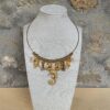 Girocollo rigido oro, collana charms marini, ciondoli in madreperla, collana oro e charms estivi, cavalluccio marino, polpo e meduse.&