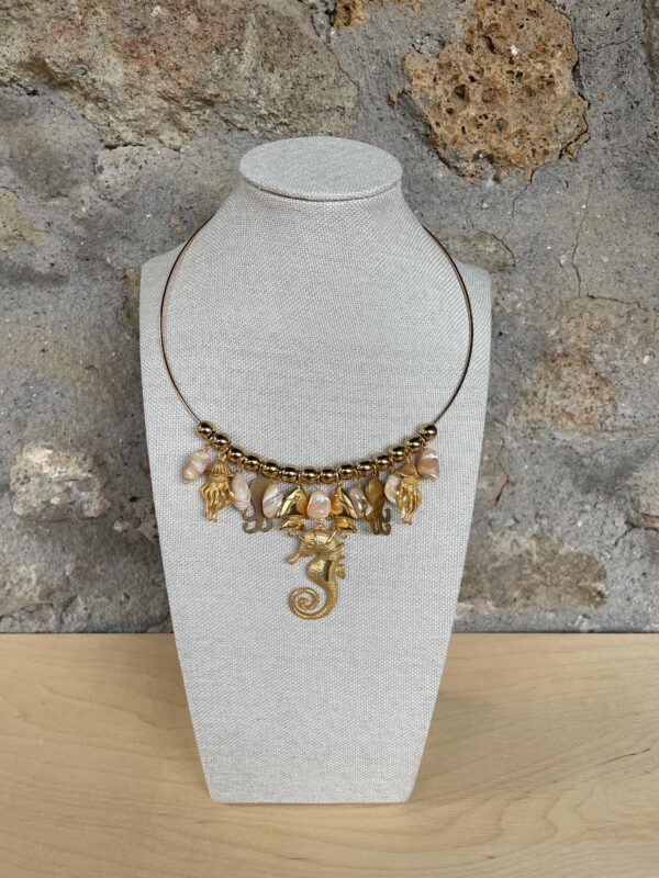 Girocollo rigido oro, collana charms marini, ciondoli in madreperla, collana oro e charms estivi, cavalluccio marino, polpo e meduse.&