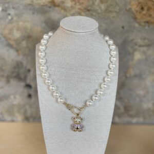 Collana di perle, girocollo con grandi perle Maiorca, collana con perle annodate a mano, pendente Orsetto con zirconi, chiusura gioiello.)