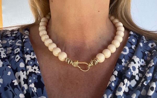 Collana con grandi boules colore osso da 14 mm, collana di tendenza, collana unisex, chiusura gioiello, resina italiana di alta qualità. "