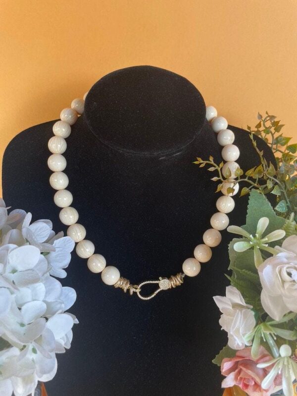Collana con grandi boules colore osso da 14 mm, collana di tendenza, collana unisex, chiusura gioiello, resina italiana di alta qualità. "