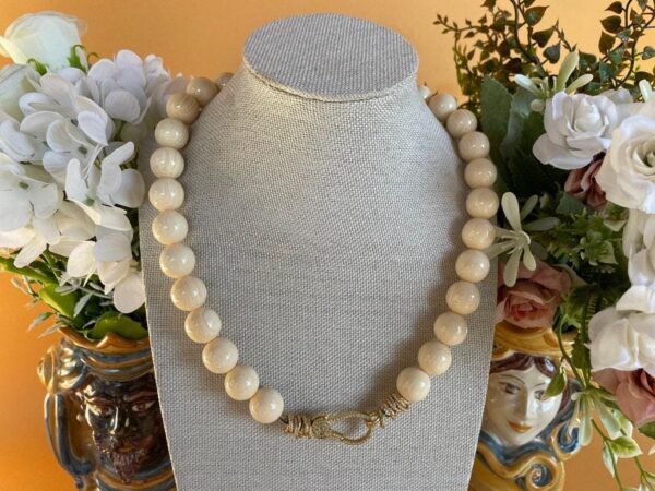 Collana con grandi boules colore osso da 14 mm, collana di tendenza, collana unisex, chiusura gioiello, resina italiana di alta qualità. "