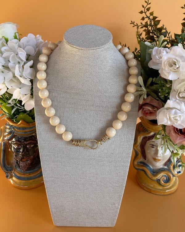 Collana con grandi boules colore osso da 14 mm, collana di tendenza, collana unisex, chiusura gioiello, resina italiana di alta qualità. "