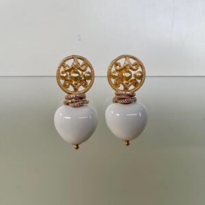 Orecchini pendenti, perni design bizantino di Zama oro, Cuori di ceramica bianchi, orecchini romantici, regalo per lei. (
