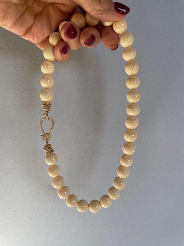 Collana con grandi boules colore osso da 14 mm, collana di tendenza, collana unisex, chiusura gioiello, resina italiana di alta qualità. "