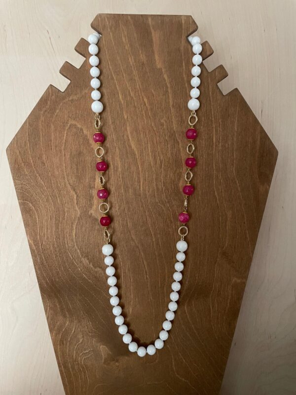 Collana lunga con perle di agata bianca e agata rosa, collana bianca.&