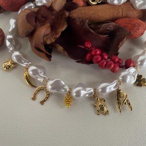Collana girocollo, perle "scaramazze" con charms assortiti, collana perle, charms della Fortuna, regalo per lei. )