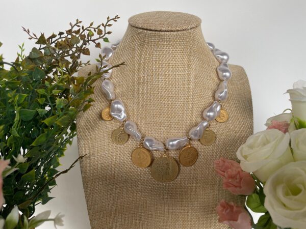 Collana girocollo, perle "scaramazze" con charms assortiti, collana perle, charms Monete, regalo per lei. )
