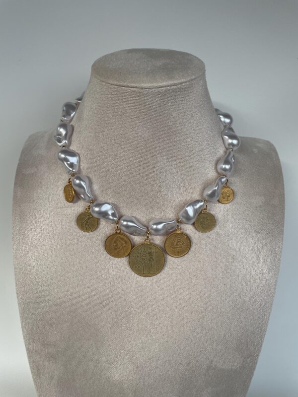Collana girocollo, perle "scaramazze" con charms assortiti, collana perle, charms Monete, regalo per lei. )