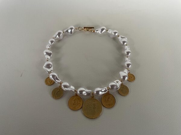 Collana girocollo, perle "scaramazze" con charms assortiti, collana perle, charms Monete, regalo per lei. )