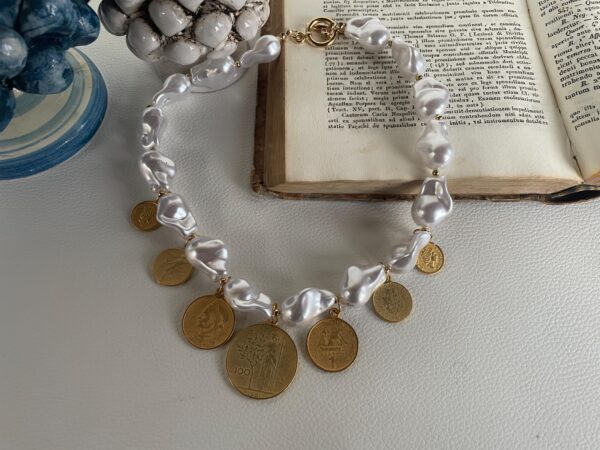 Collana girocollo, perle "scaramazze" con charms assortiti, collana perle, charms Monete, regalo per lei. )