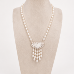 collana perle maiorca e cammeo orizzontale floreale