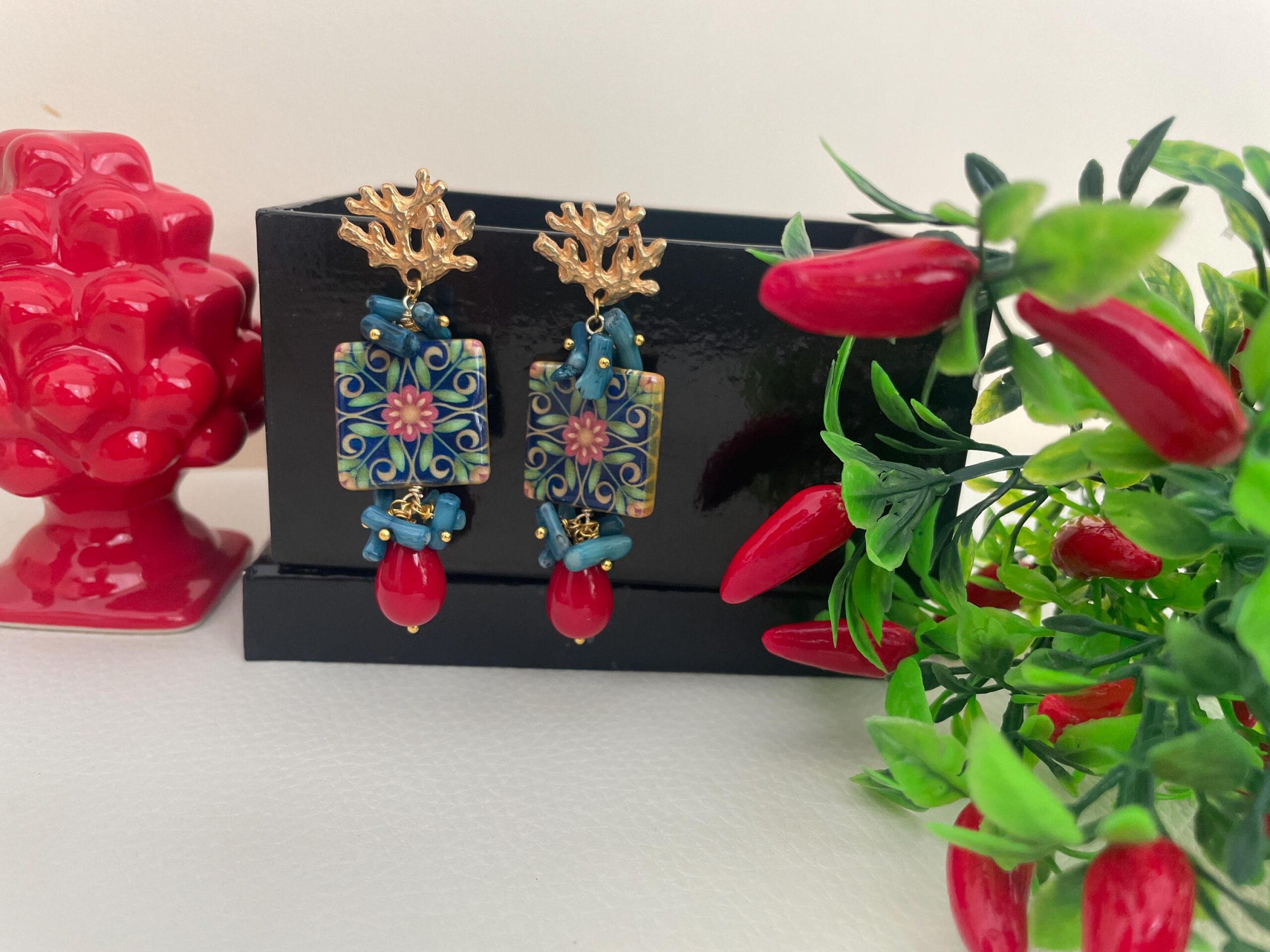 Orecchini con mattonella ceramica di caltagirone, orecchini siciliani, orecchini rami corallo, orecchini pendenti, chips blu e perla rossa Orecchini con Mattonelle Caltagirone