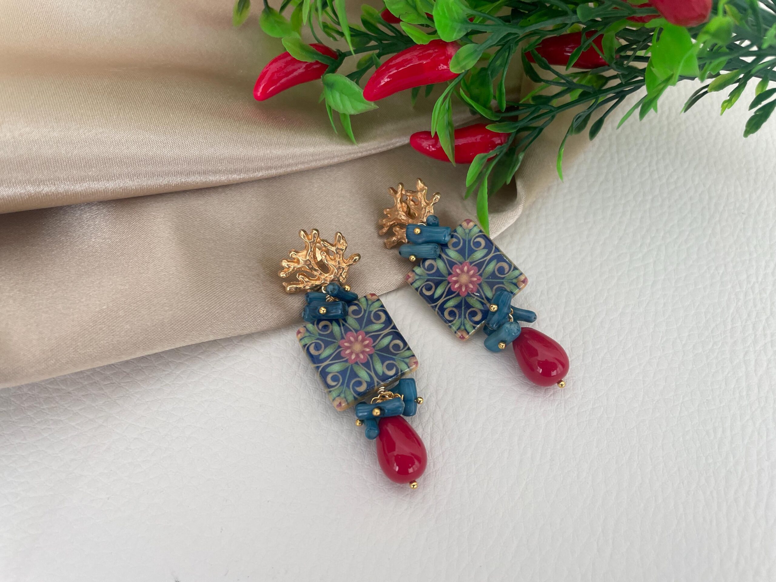 Orecchini con mattonella ceramica di caltagirone, orecchini siciliani, orecchini rami corallo, orecchini pendenti, chips blu e perla rossa Orecchini con Mattonelle Caltagirone