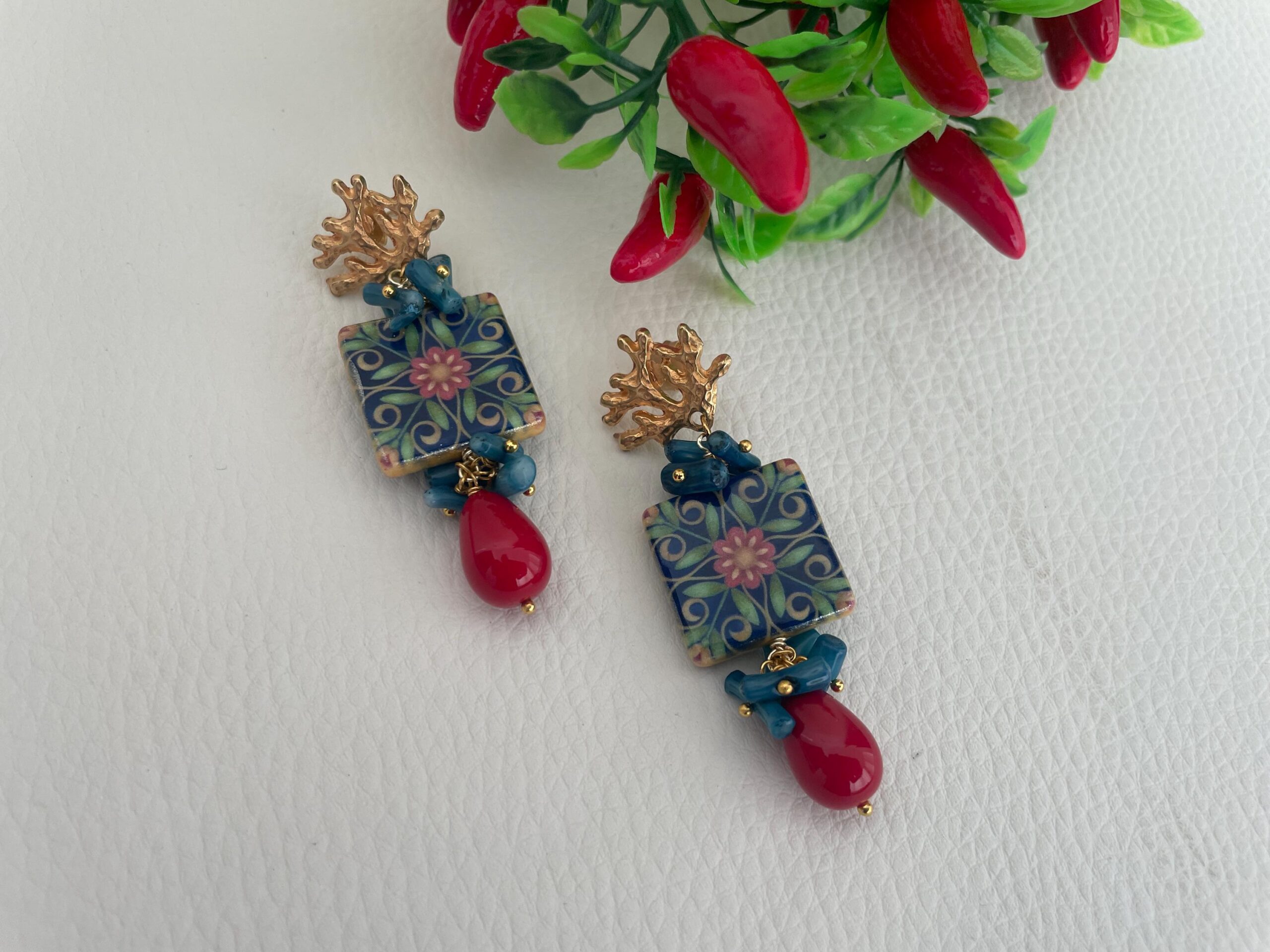 Orecchini con mattonella ceramica di caltagirone, orecchini siciliani, orecchini rami corallo, orecchini pendenti, chips blu e perla rossa Orecchini con Mattonelle Caltagirone