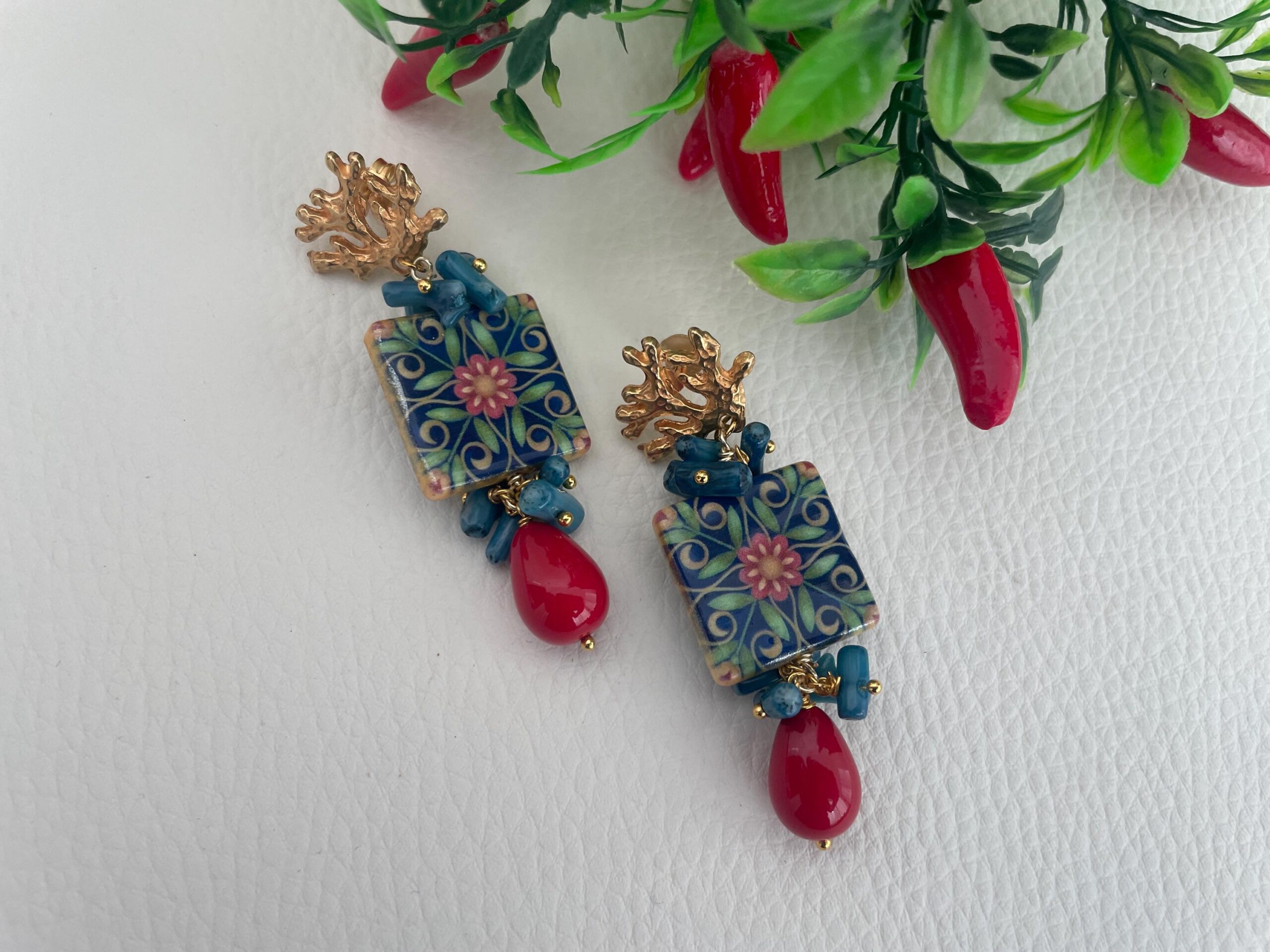Orecchini con mattonella ceramica di caltagirone, orecchini siciliani, orecchini rami corallo, orecchini pendenti, chips blu e perla rossa Orecchini con Mattonelle Caltagirone