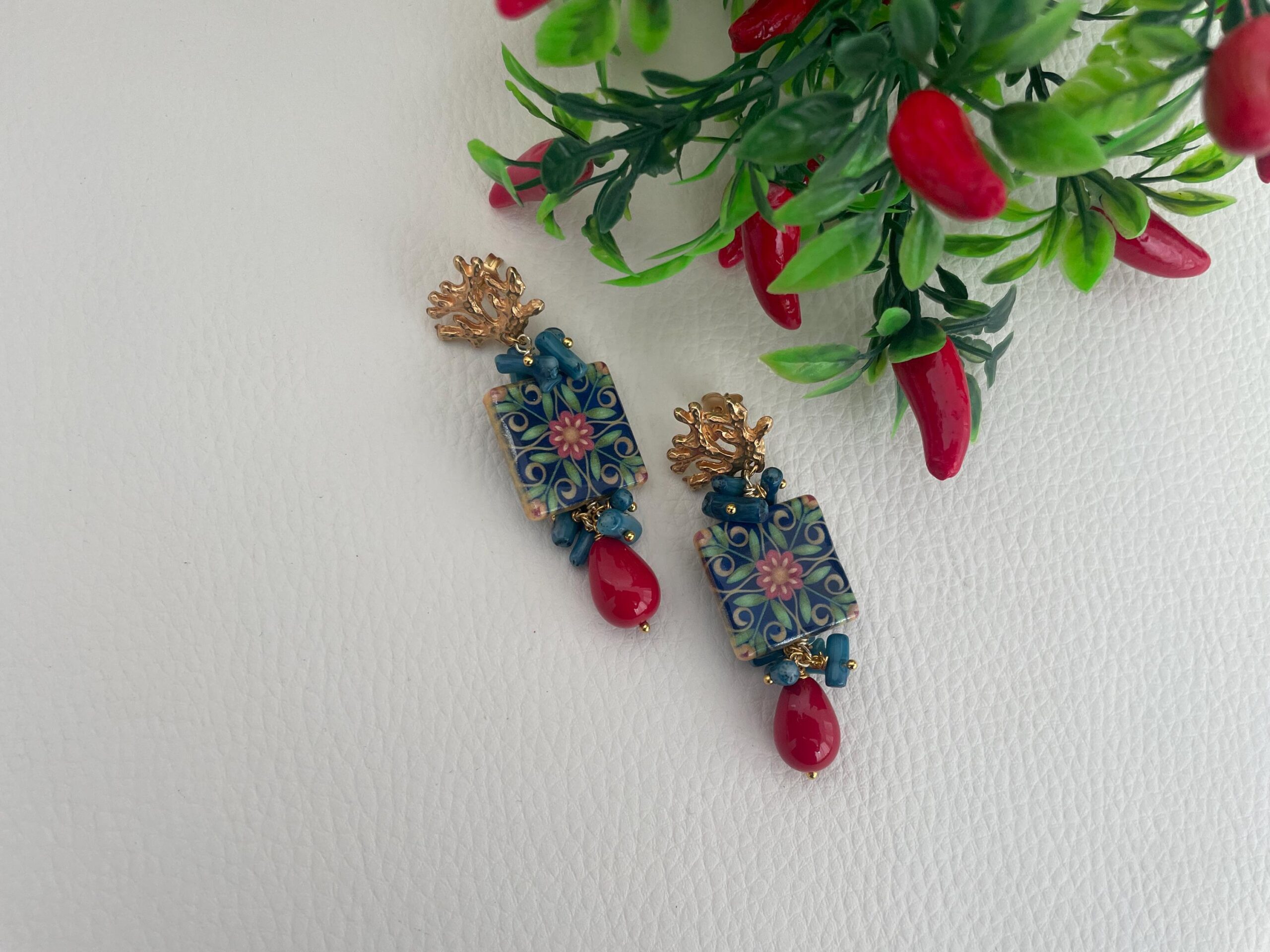 Orecchini con mattonella ceramica di caltagirone, orecchini siciliani, orecchini rami corallo, orecchini pendenti, chips blu e perla rossa Orecchini con Mattonelle Caltagirone