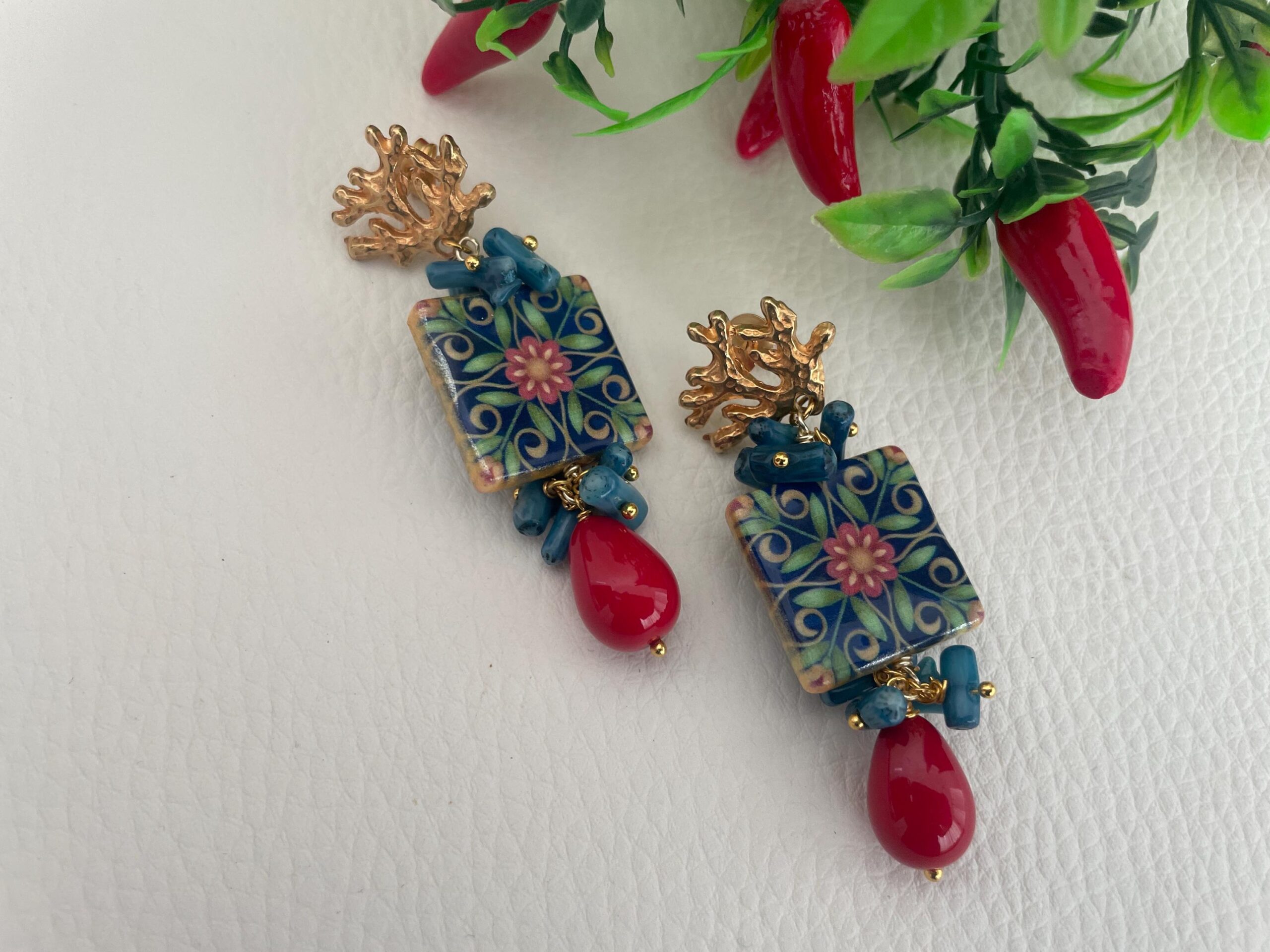 Orecchini con mattonella ceramica di caltagirone, orecchini siciliani, orecchini rami corallo, orecchini pendenti, chips blu e perla rossa Orecchini con Mattonelle Caltagirone