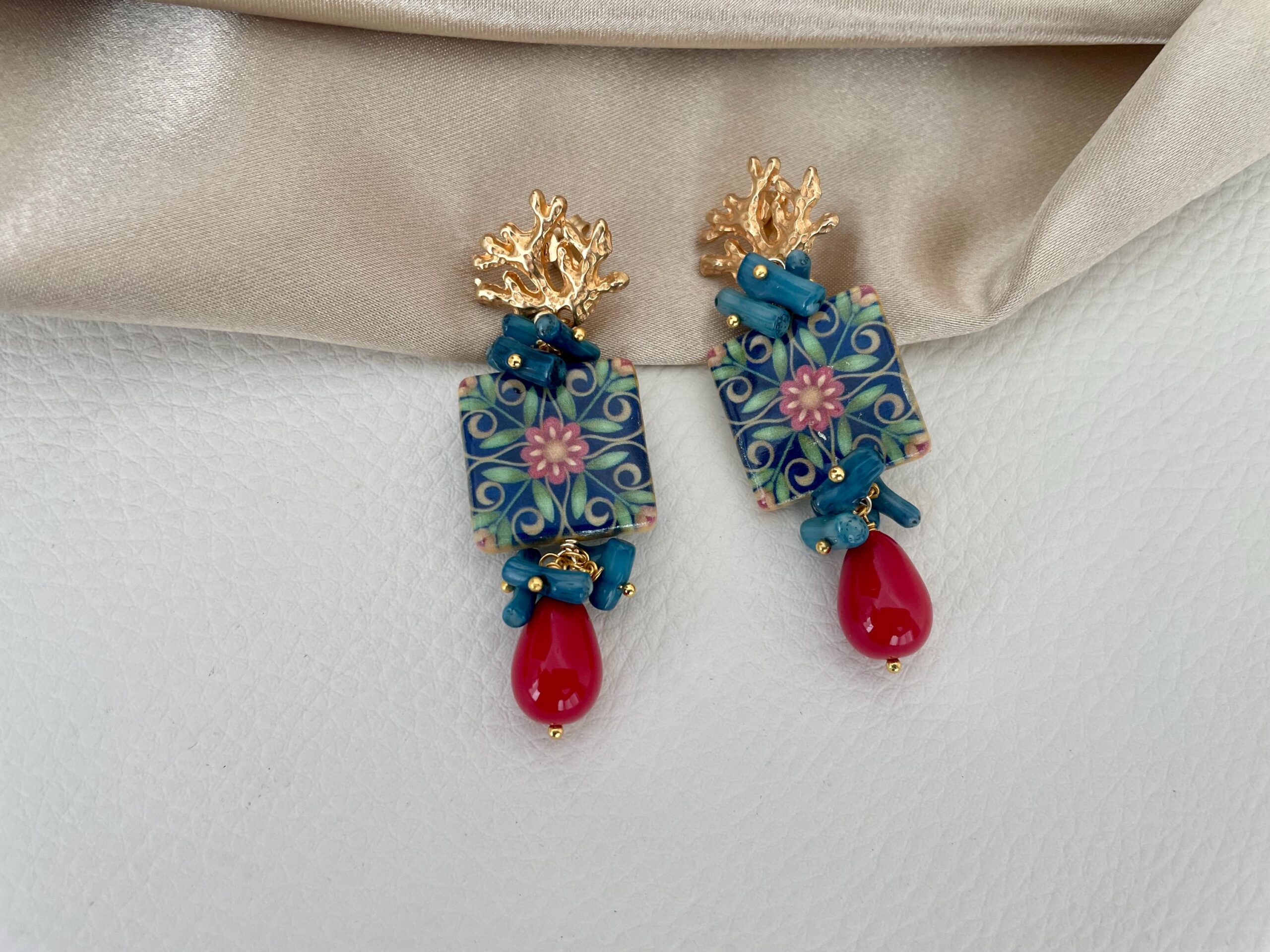 Orecchini con mattonella ceramica di caltagirone, orecchini siciliani, orecchini rami corallo, orecchini pendenti, chips blu e perla rossa Orecchini con Mattonelle Caltagirone