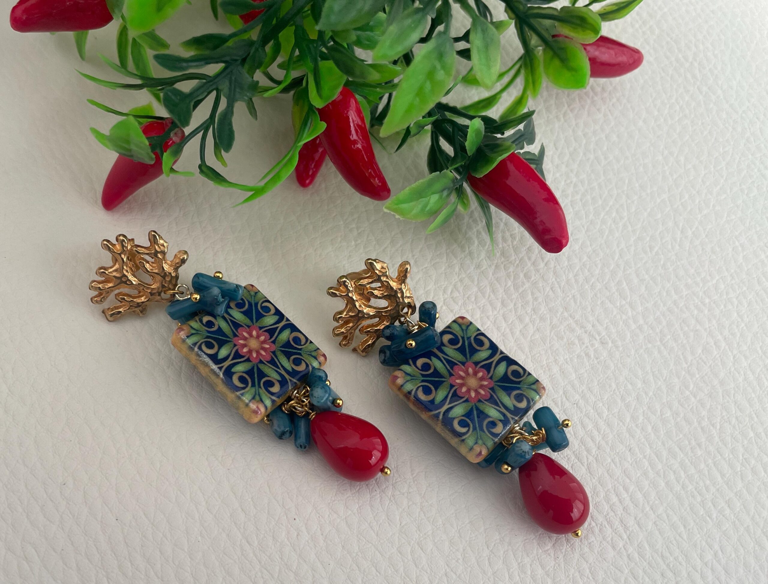 Orecchini con mattonella ceramica di caltagirone, orecchini siciliani, orecchini rami corallo, orecchini pendenti, chips blu e perla rossa Orecchini con Mattonelle Caltagirone