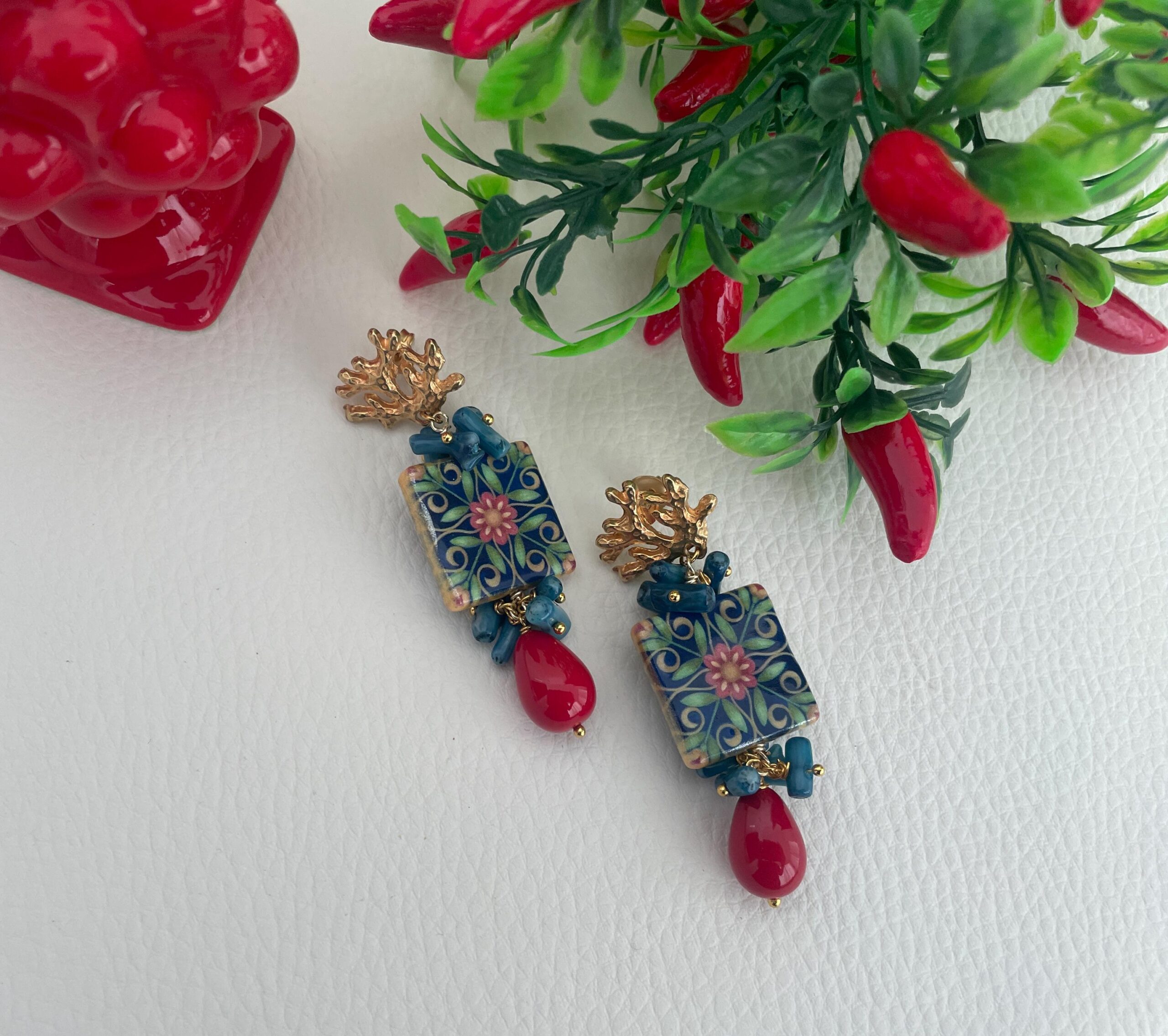 Orecchini con mattonella ceramica di caltagirone, orecchini siciliani, orecchini rami corallo, orecchini pendenti, chips blu e perla rossa Orecchini con Mattonelle Caltagirone