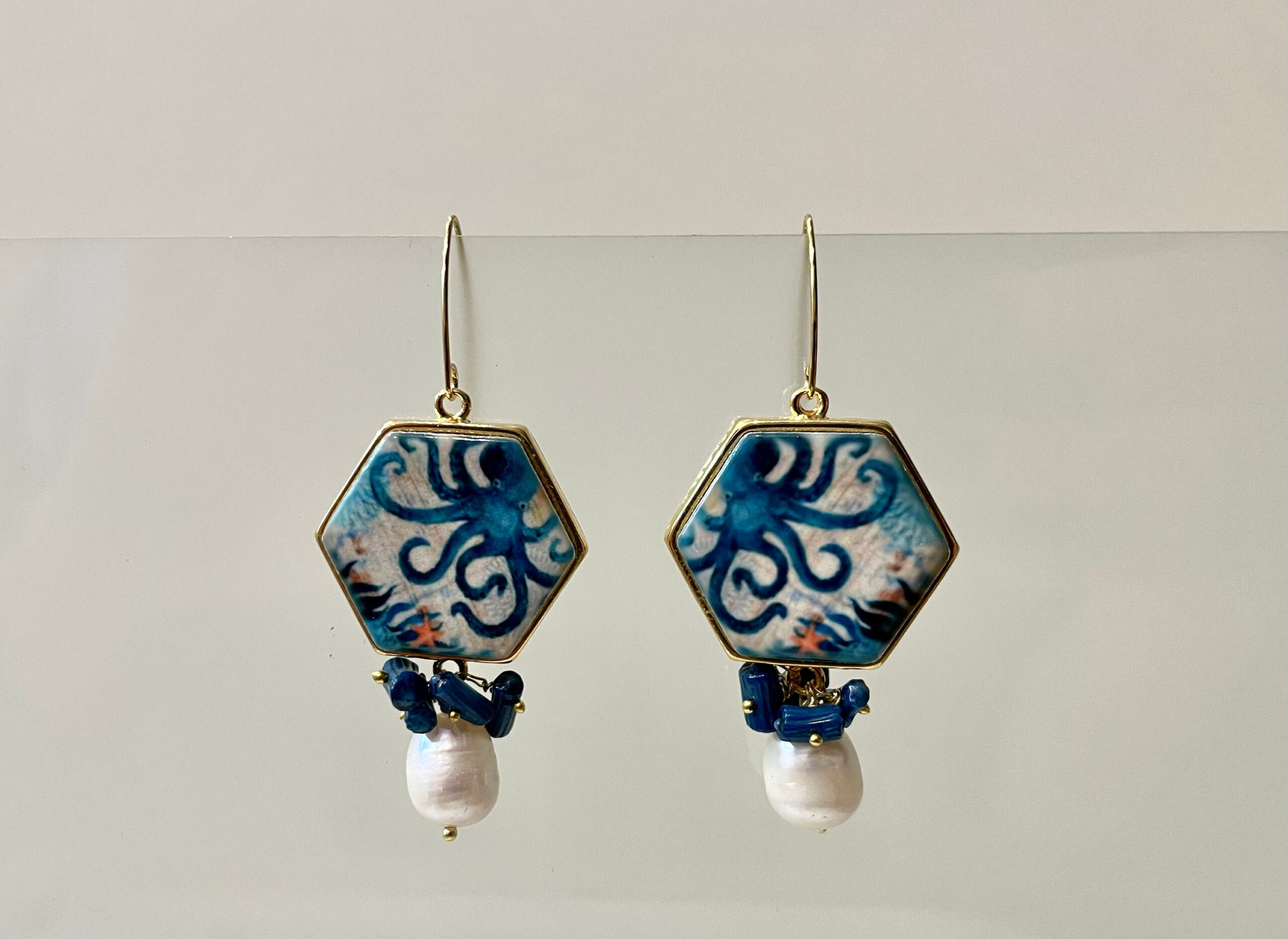 Orecchini siciliani, gancio ovale, mattonella ceramica di caltagirone con polipi, chips blu e perla barocca Orecchini con Mattonelle Caltagirone