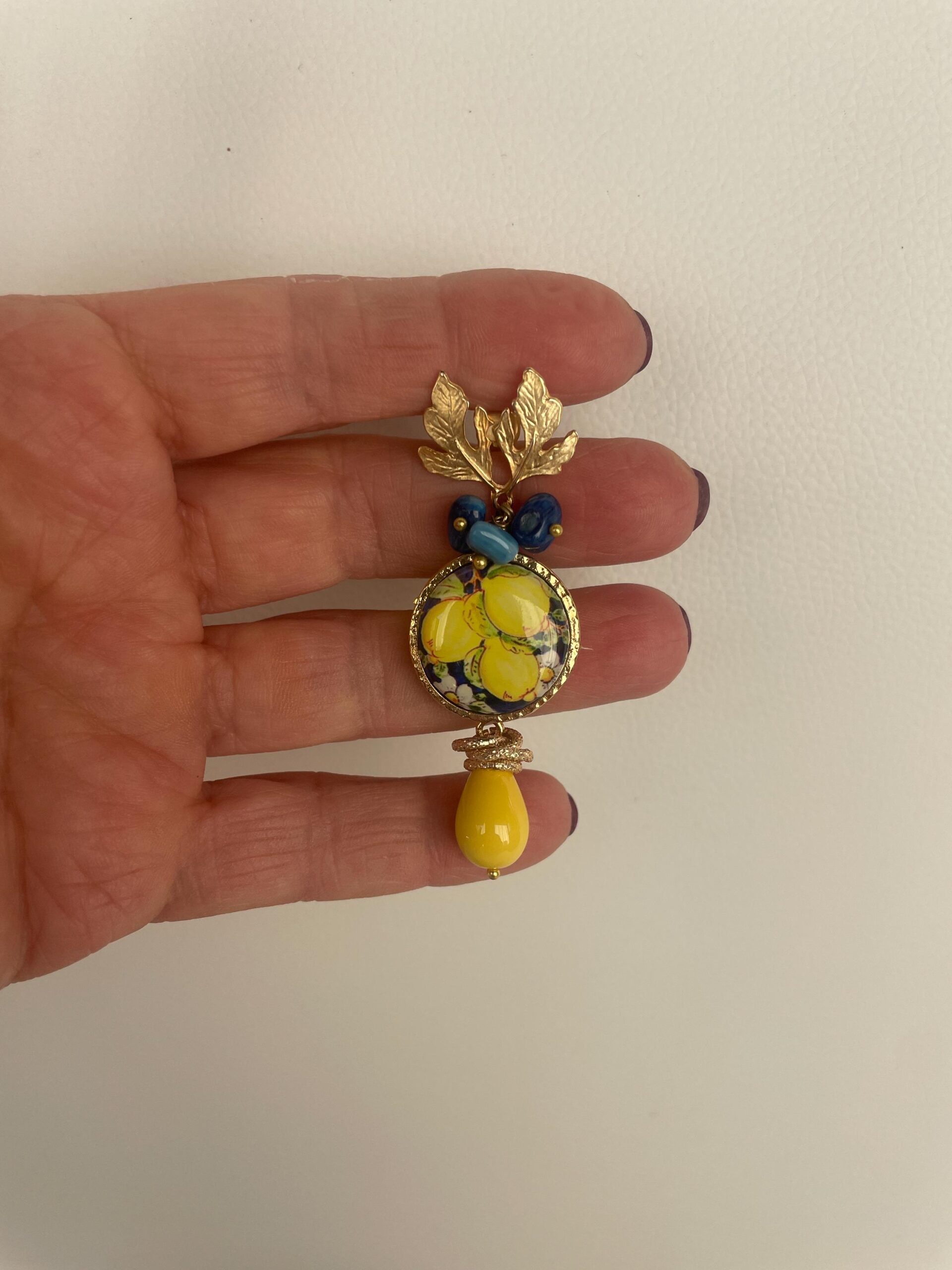 Orecchini siciliani con mattonella ceramica di Caltagirone, orecchini limoni, chips blu e goccia gialla, orecchini Caltagirone Limoni e Agrumi