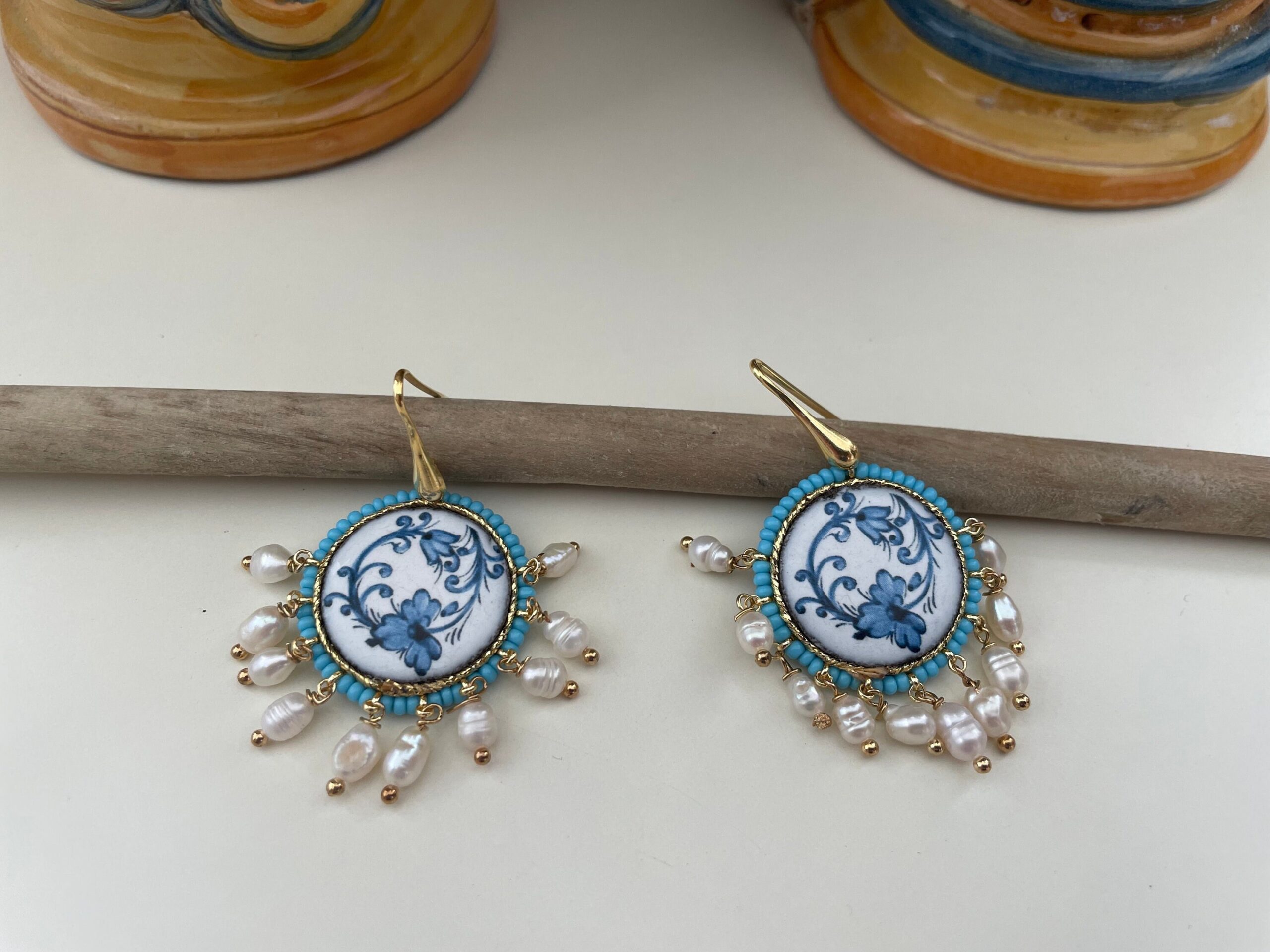 Orecchini pendenti, orecchini siciliani, orecchini con mattonella tonda di ceramica di caltagirone e perle di fiume, regalo per lei Orecchini con Mattonelle Caltagirone