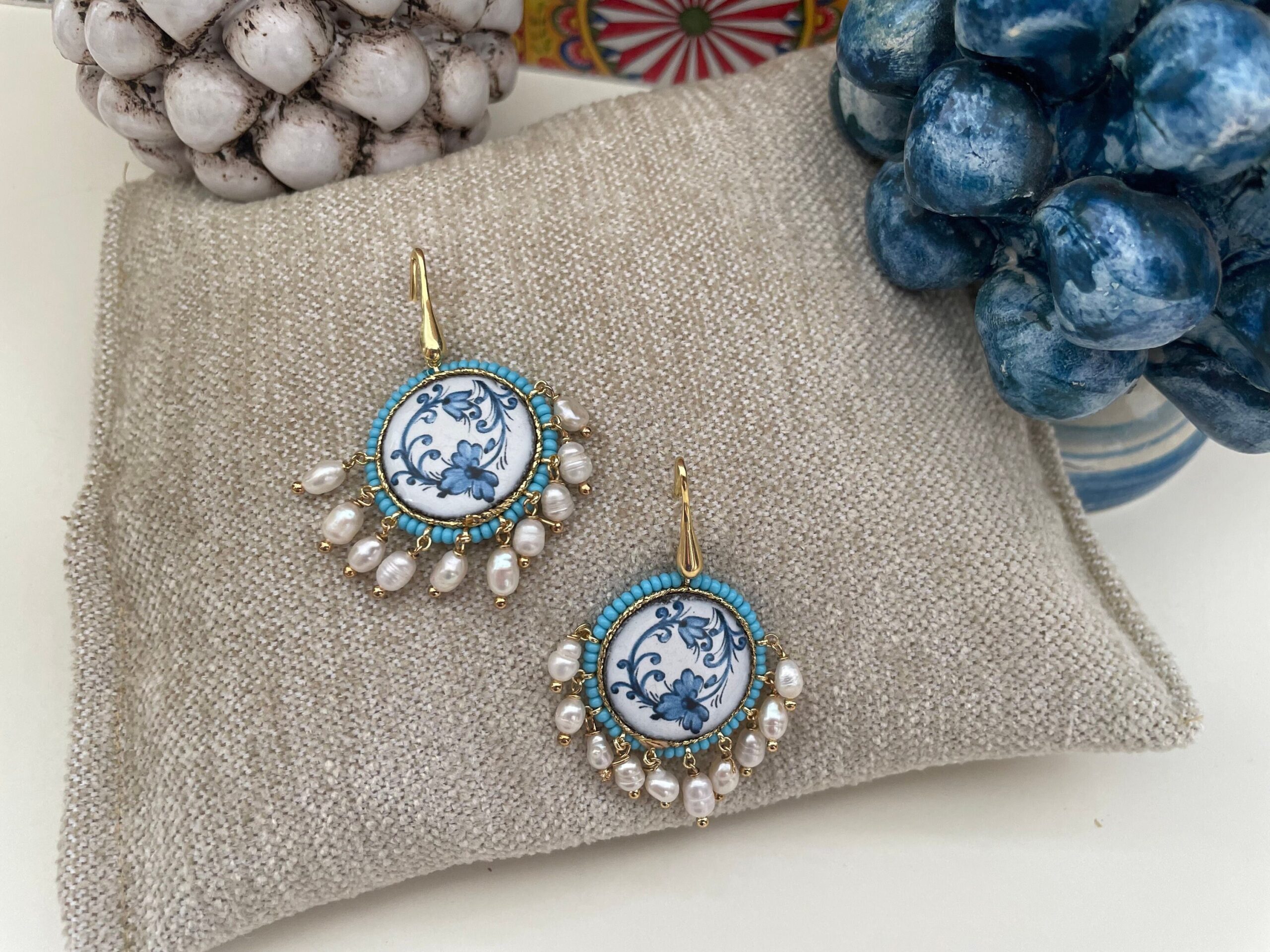 Orecchini pendenti, orecchini siciliani, orecchini con mattonella tonda di ceramica di caltagirone e perle di fiume, regalo per lei Orecchini con Mattonelle Caltagirone