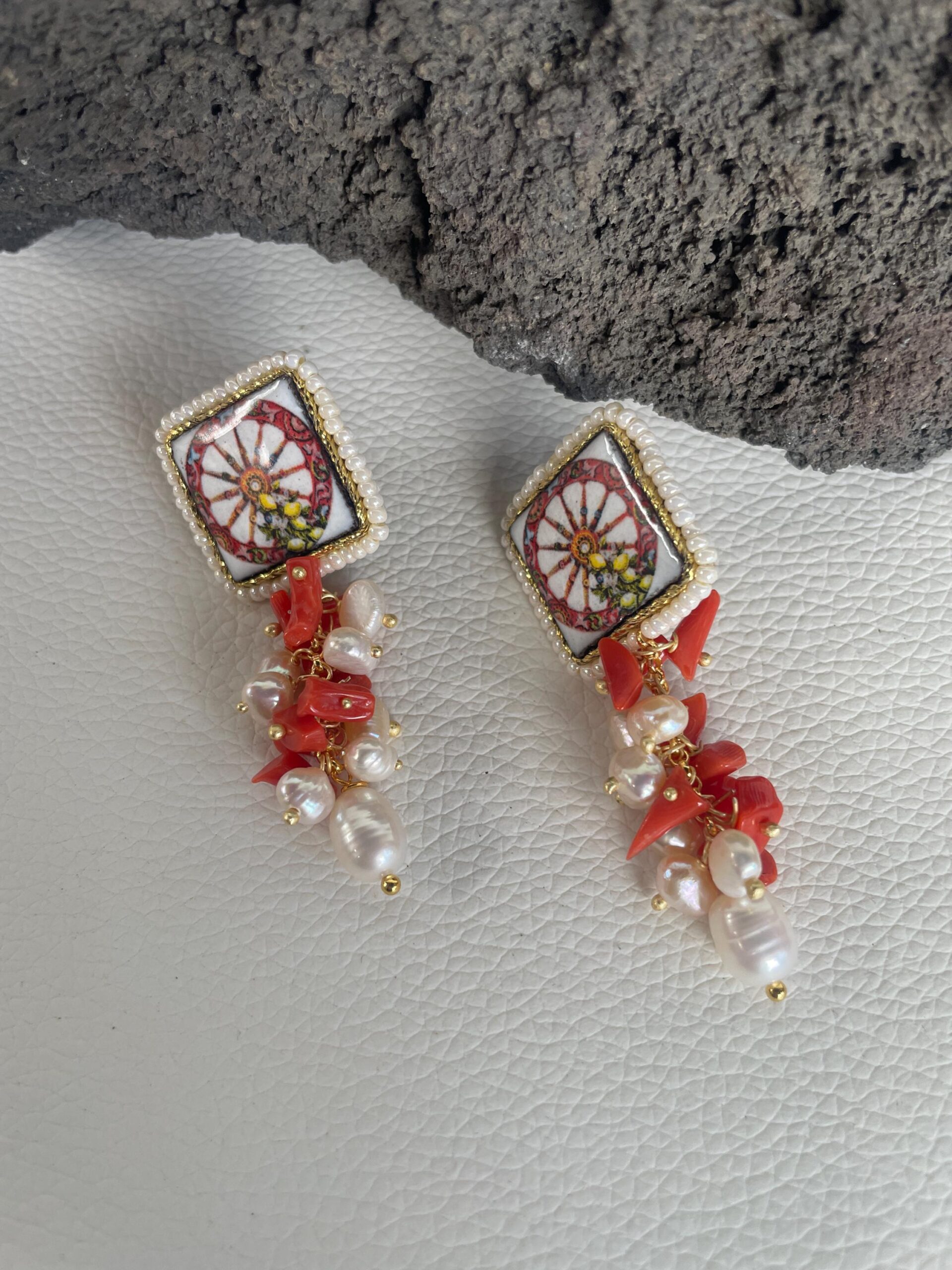 Orecchini pendenti, perno a scomparsa, mattonella ceramica di Caltagirone, grappolo di perle di fiume e coralli, regalo per lei Folklore siciliano