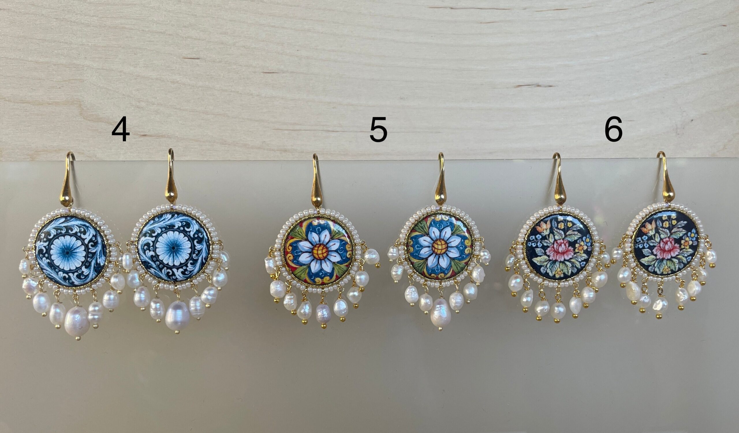 Orecchini pendenti, orecchini siciliani, orecchini con mattonella tonda di ceramica di caltagirone e perle di fiume, regalo per lei Orecchini con Mattonelle Caltagirone