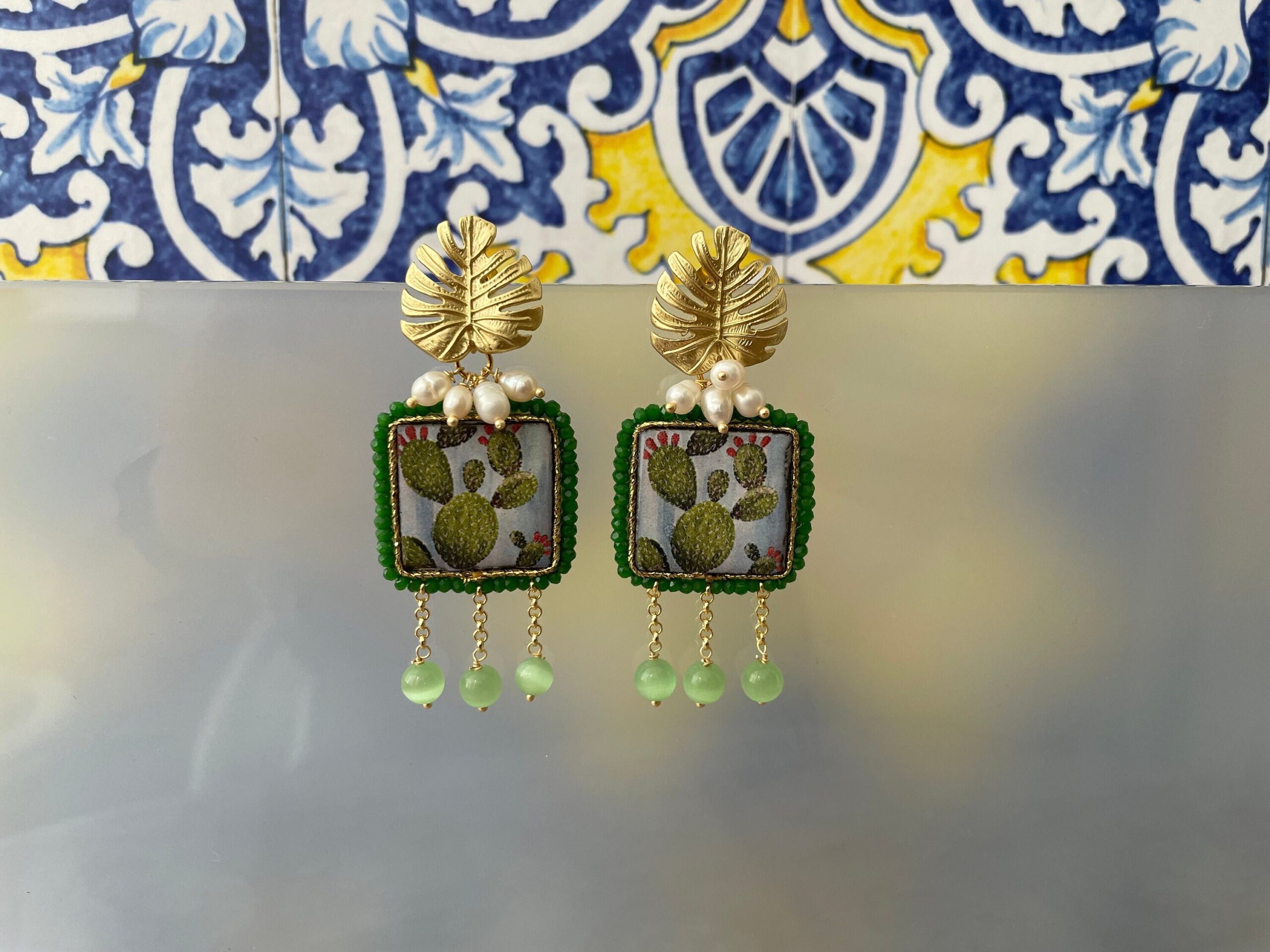 Orecchini pendenti, perno in bronzo foglia monstera, mattonella ceramica di Caltagirone, colore verde Fichi d'India e cactus