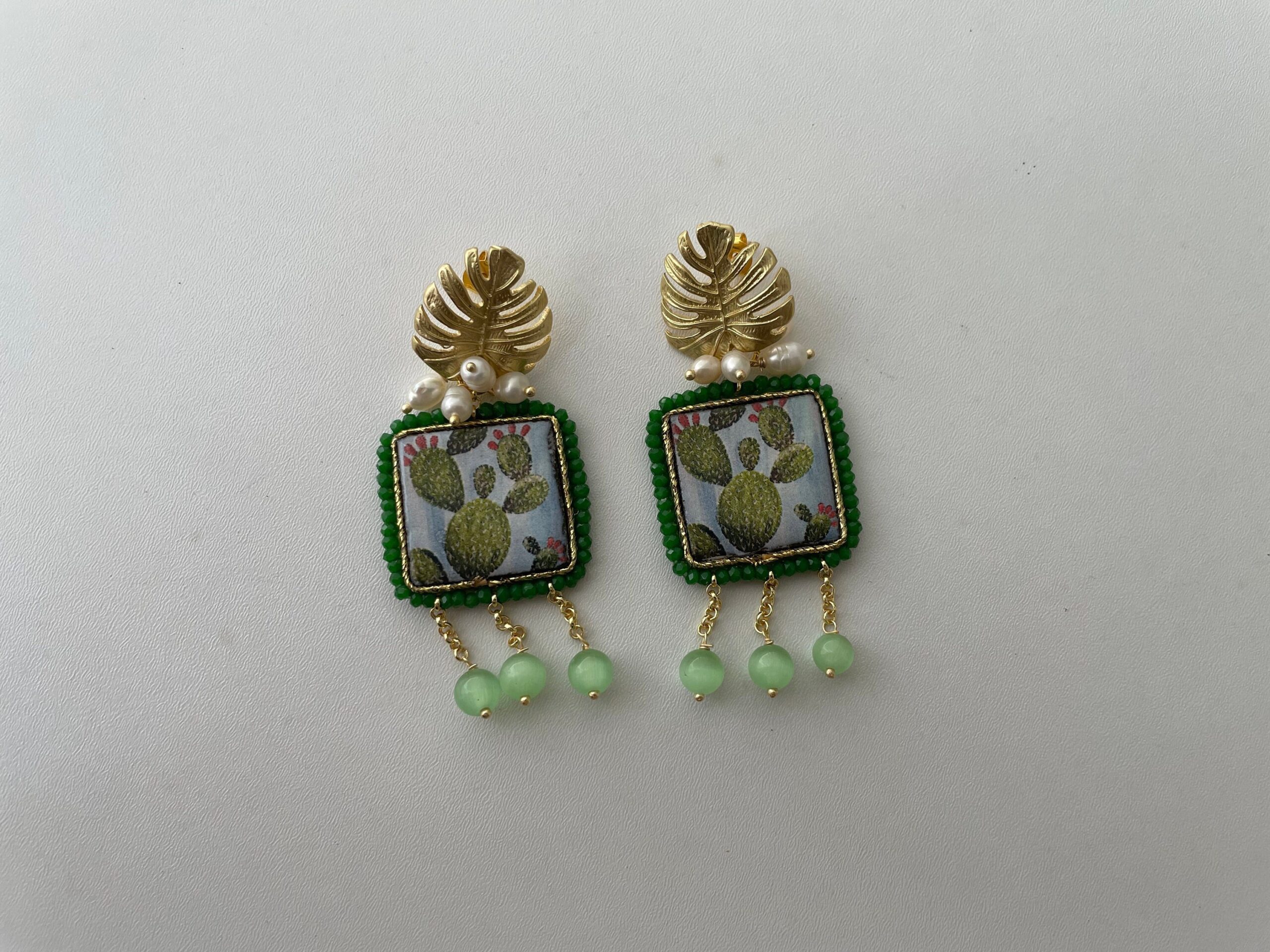 Orecchini pendenti, perno in bronzo foglia monstera, mattonella ceramica di Caltagirone, colore verde Fichi d'India e cactus