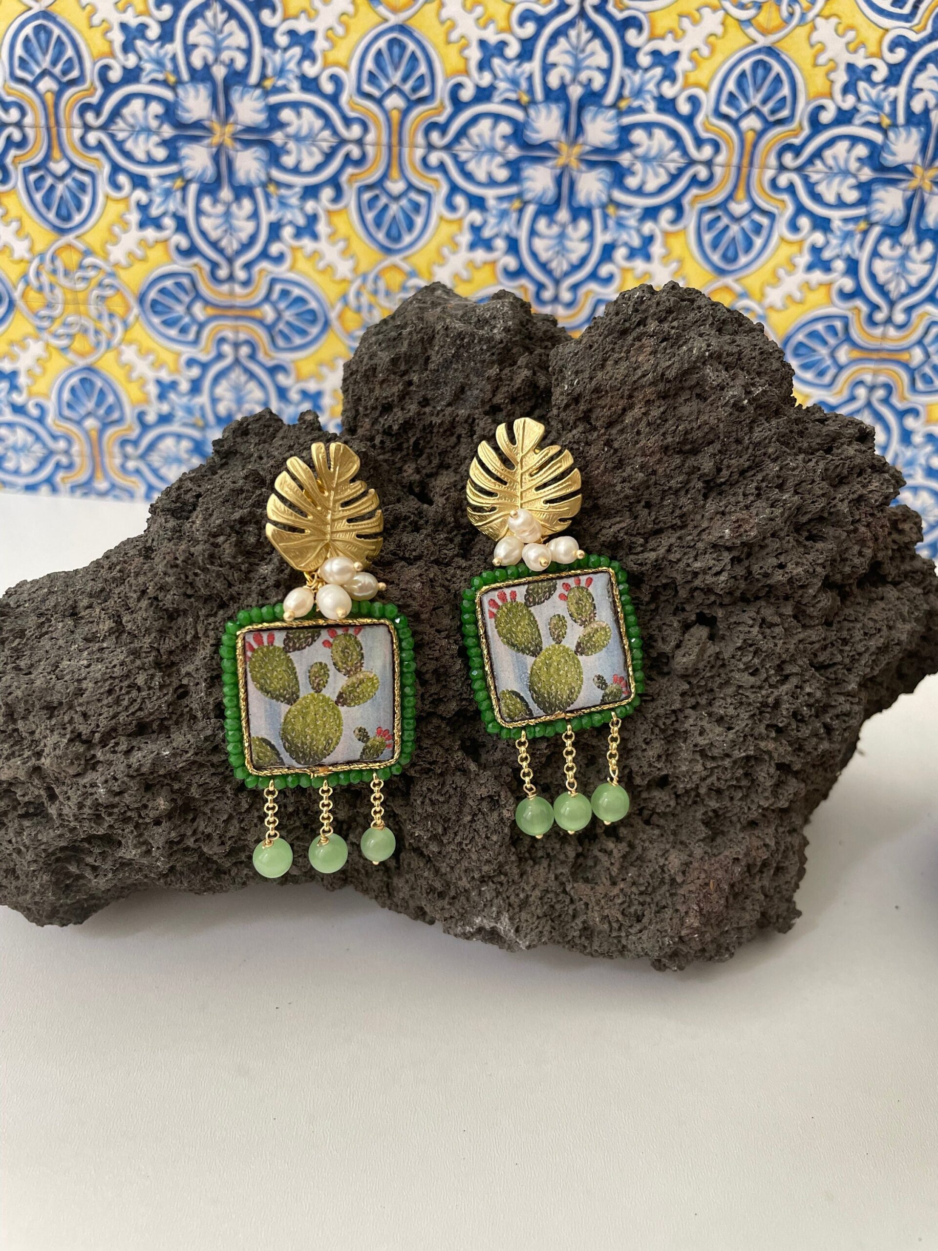Orecchini pendenti, perno in bronzo foglia monstera, mattonella ceramica di Caltagirone, colore verde Fichi d'India e cactus