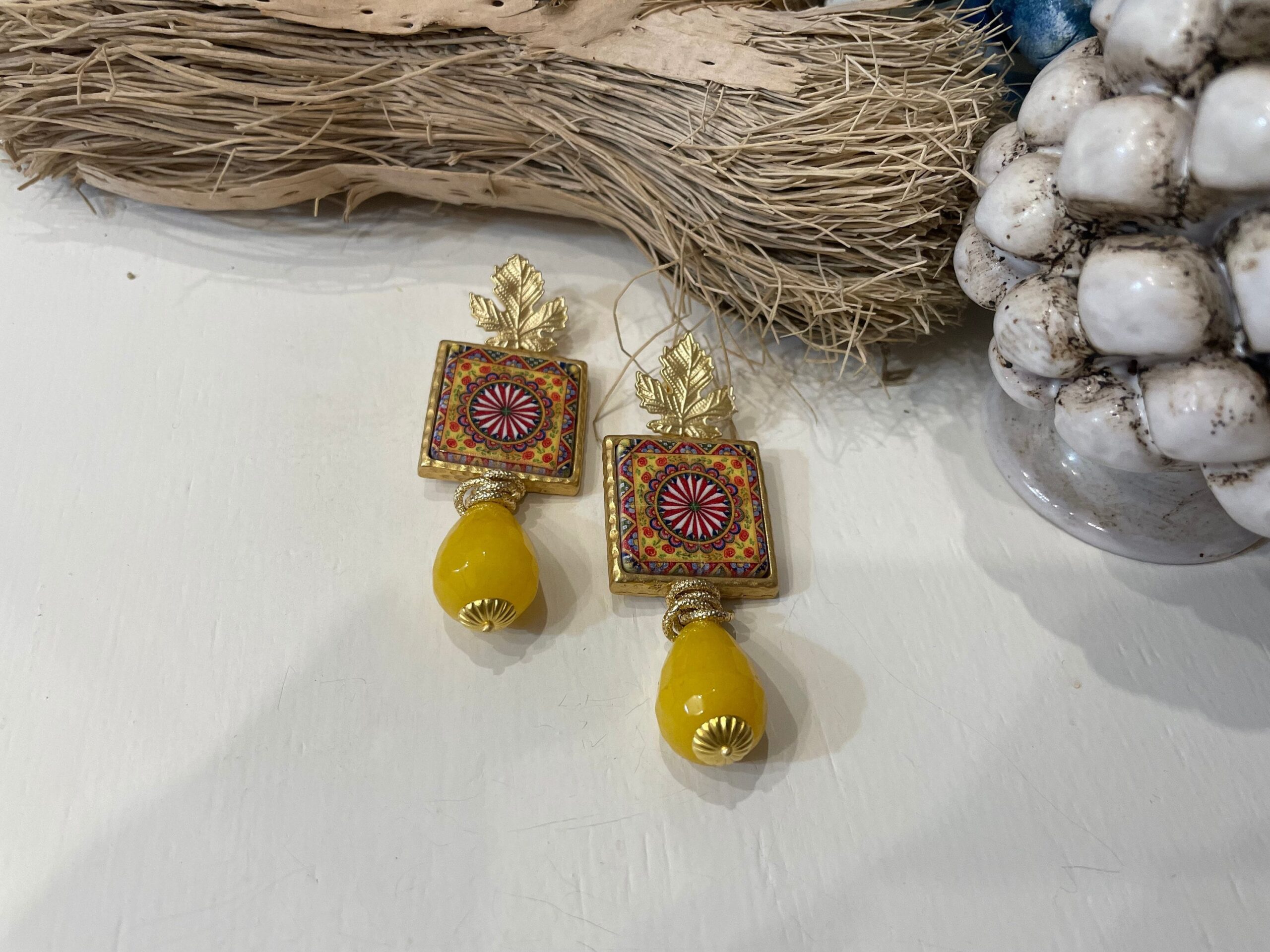 Orecchini siciliani, mattonella ceramica con decori del carretto siciliano, agata gialla e perno in bronzo Folklore siciliano
