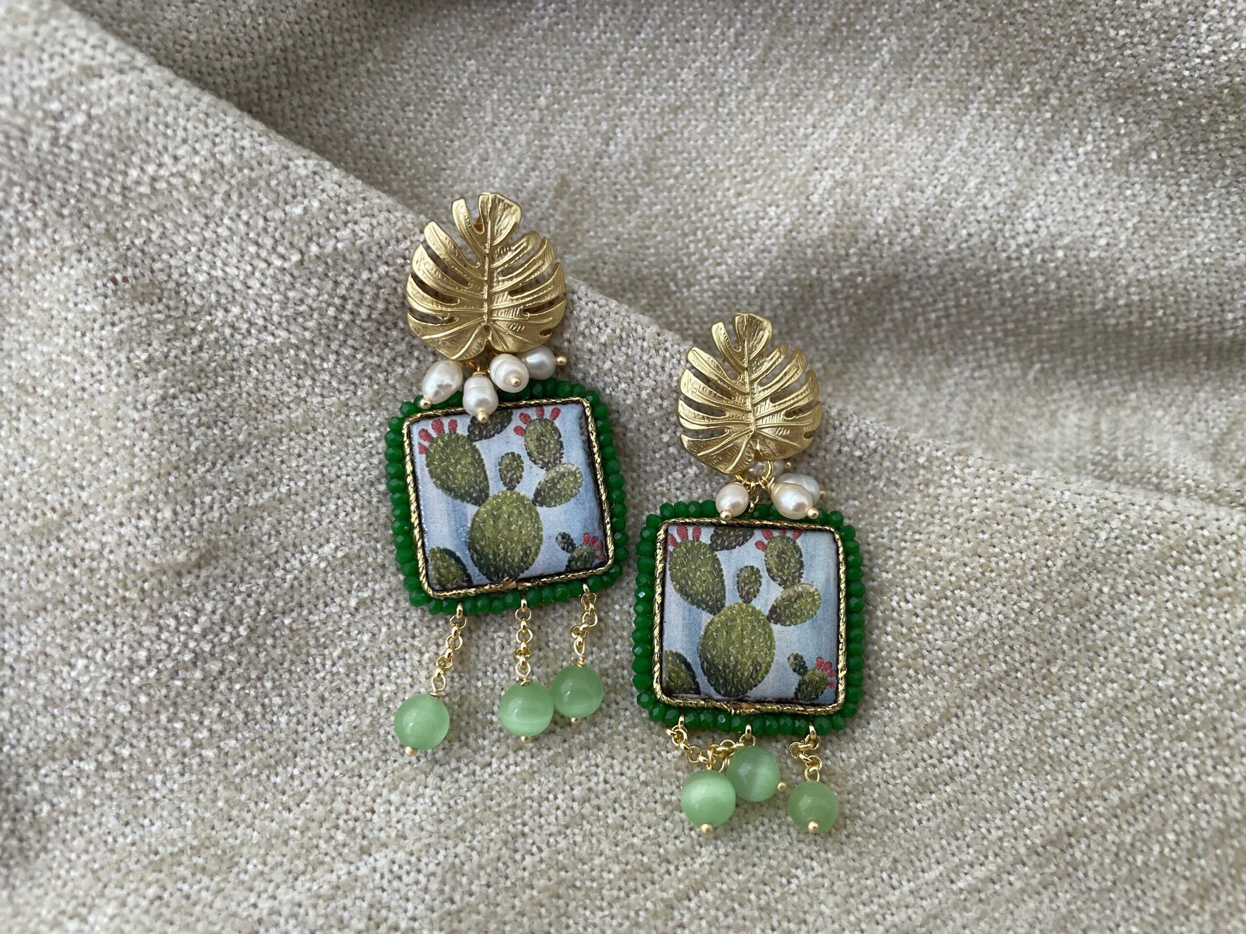 Orecchini pendenti, perno in bronzo foglia monstera, mattonella ceramica di Caltagirone, colore verde Fichi d'India e cactus