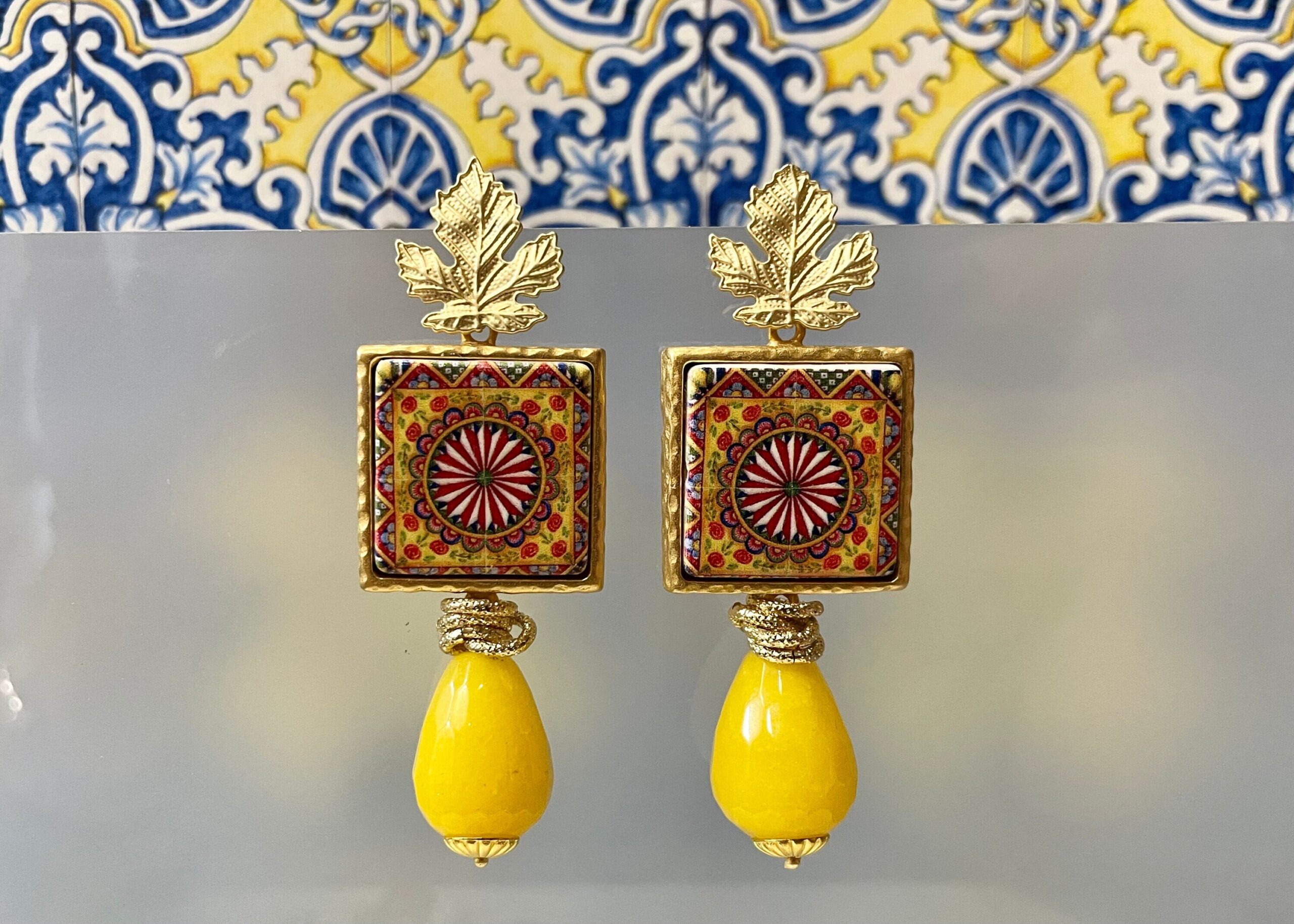 Orecchini siciliani, mattonella ceramica con decori del carretto siciliano, agata gialla e perno in bronzo Folklore siciliano