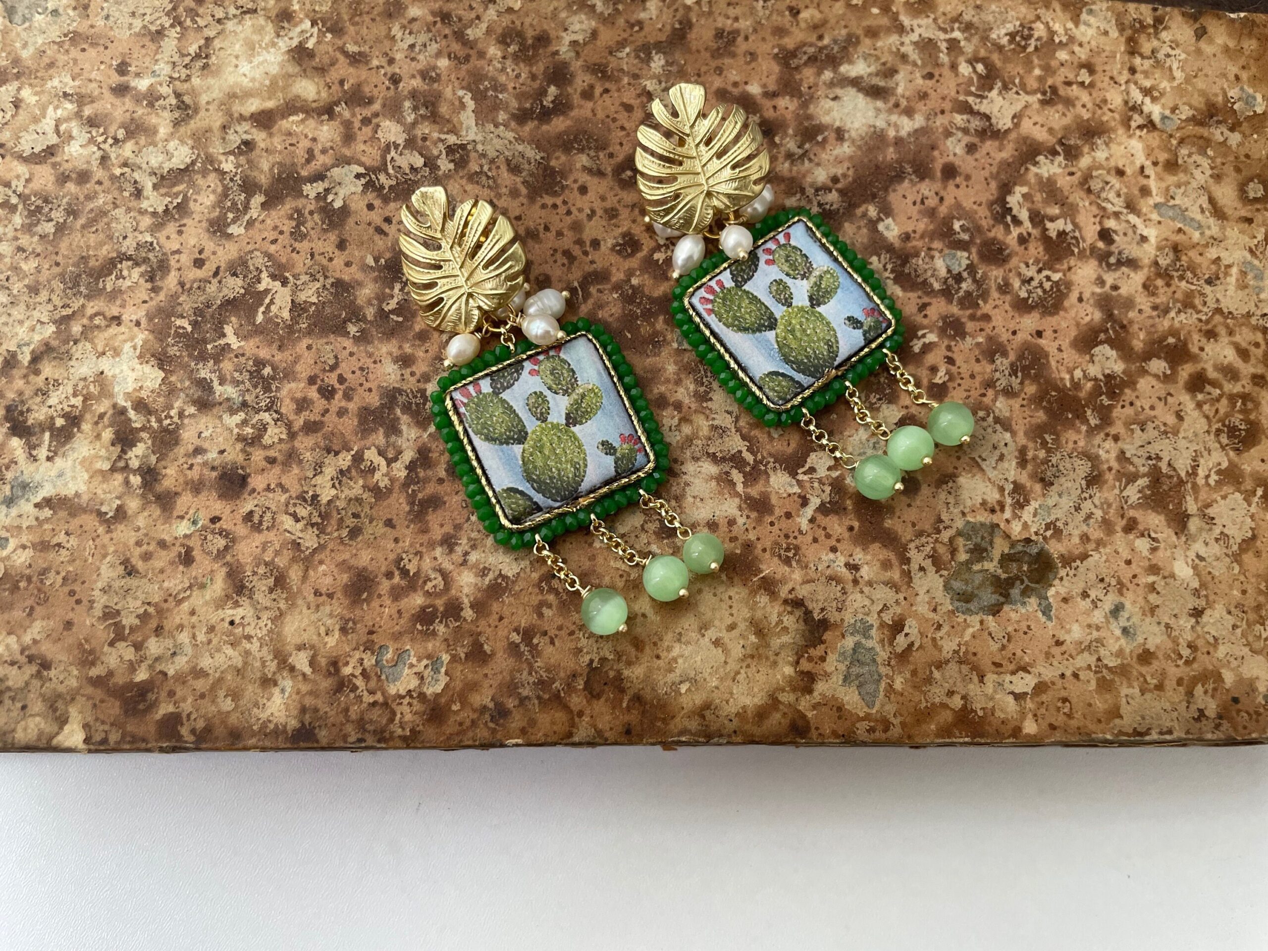 Orecchini pendenti, perno in bronzo foglia monstera, mattonella ceramica di Caltagirone, colore verde Fichi d'India e cactus