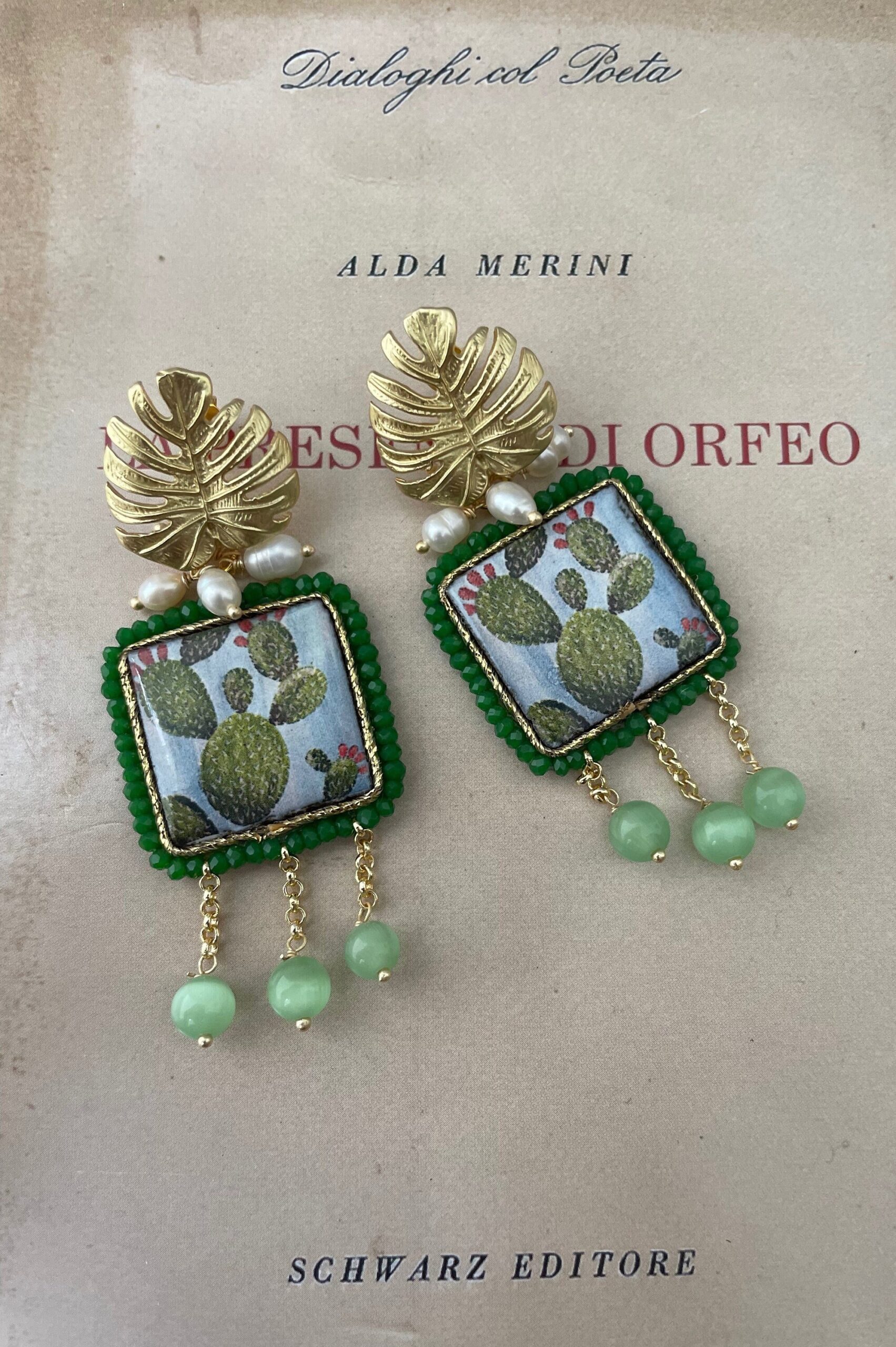 Orecchini pendenti, perno in bronzo foglia monstera, mattonella ceramica di Caltagirone, colore verde Fichi d'India e cactus