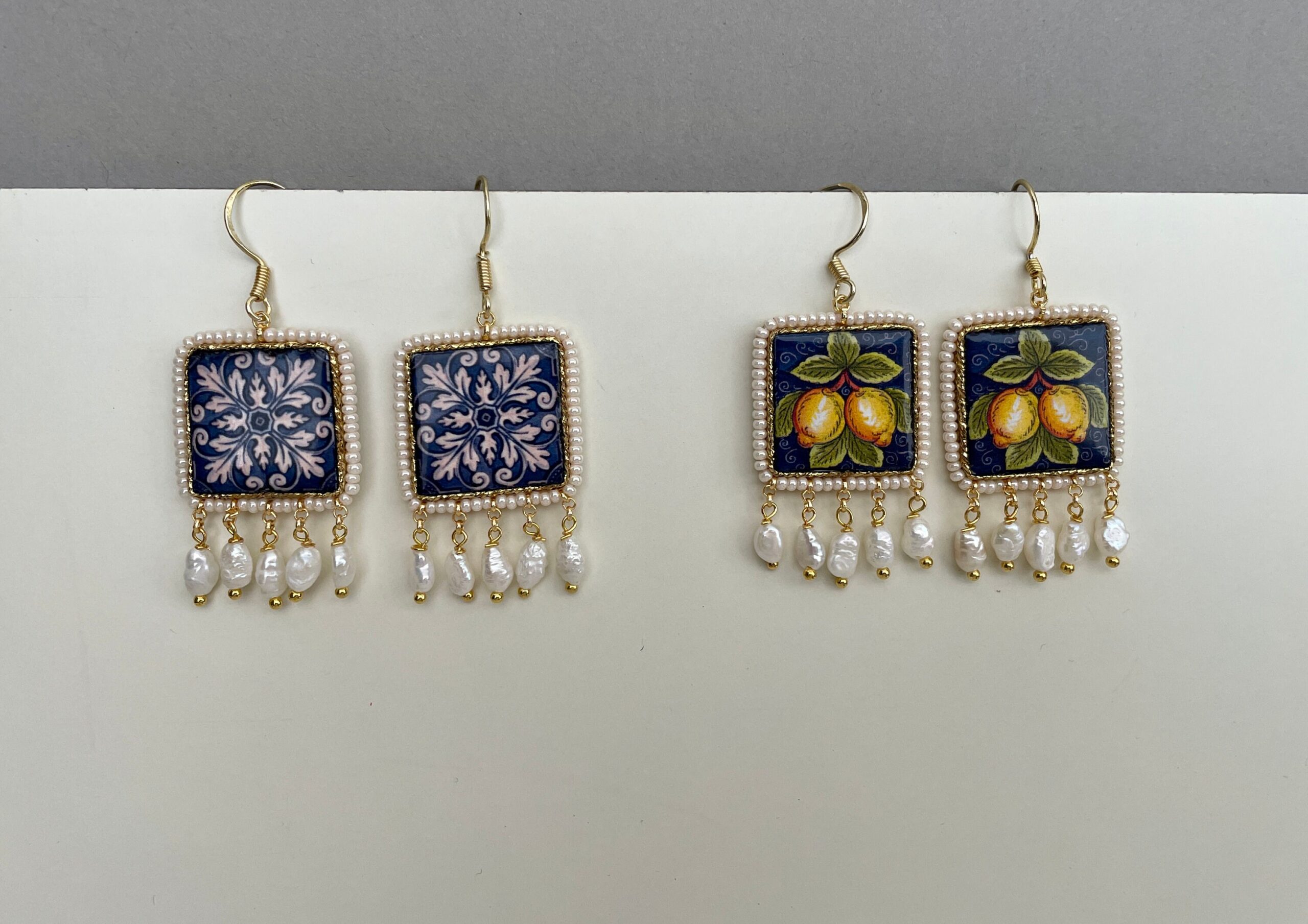 Orecchini con mattonella Caltagirone, fantasia Limoni, perle di fiume, orecchini siciliani, orecchini pendenti, made in sicily. Orecchini con Mattonelle Caltagirone