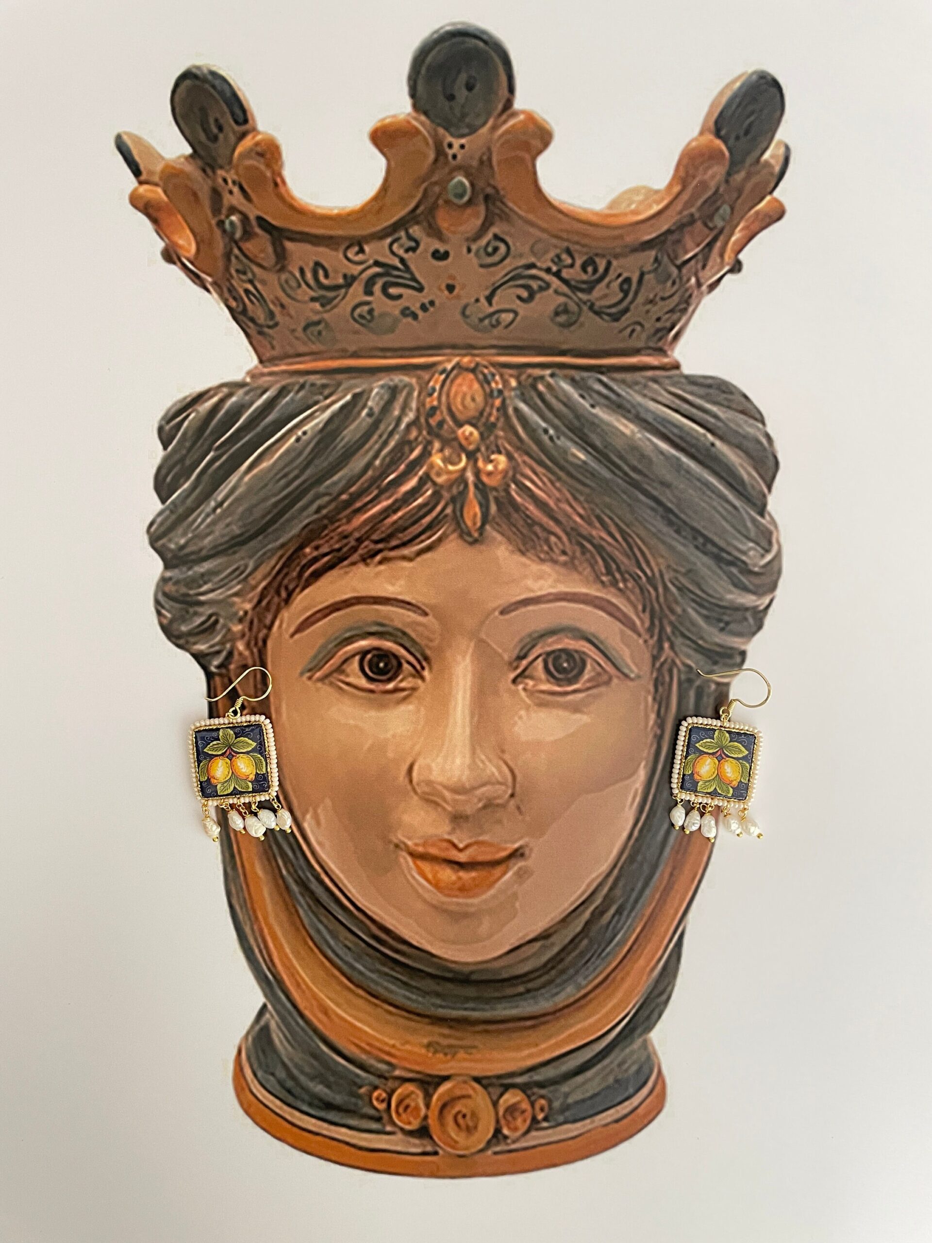 Orecchini con mattonella Caltagirone, fantasia Limoni, perle di fiume, orecchini siciliani, orecchini pendenti, made in sicily. Orecchini con Mattonelle Caltagirone