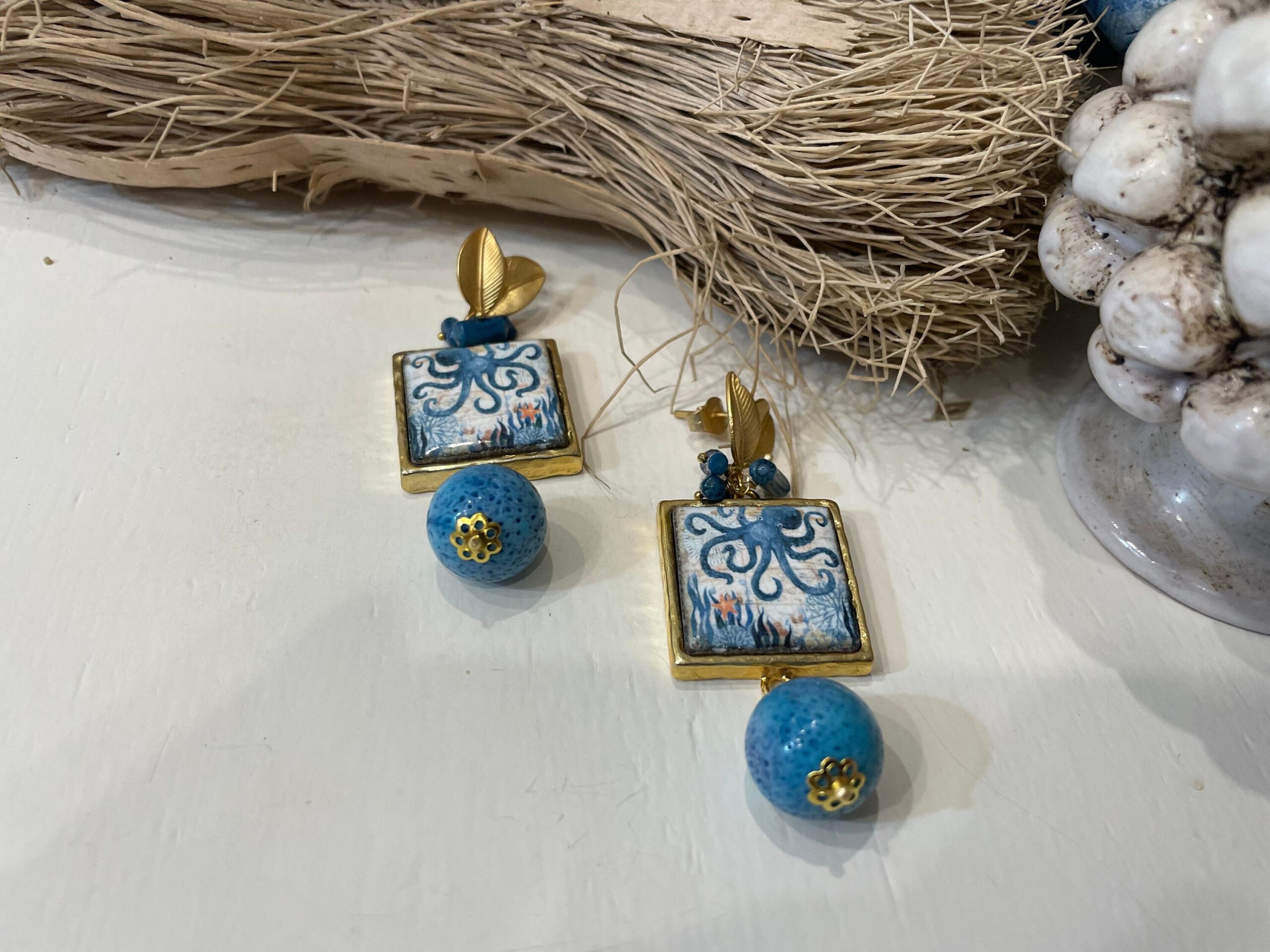 Orecchini siciliani, mattonella ceramica di Caltagirone, polipo, chips blu e turchese Orecchini con Mattonelle Caltagirone