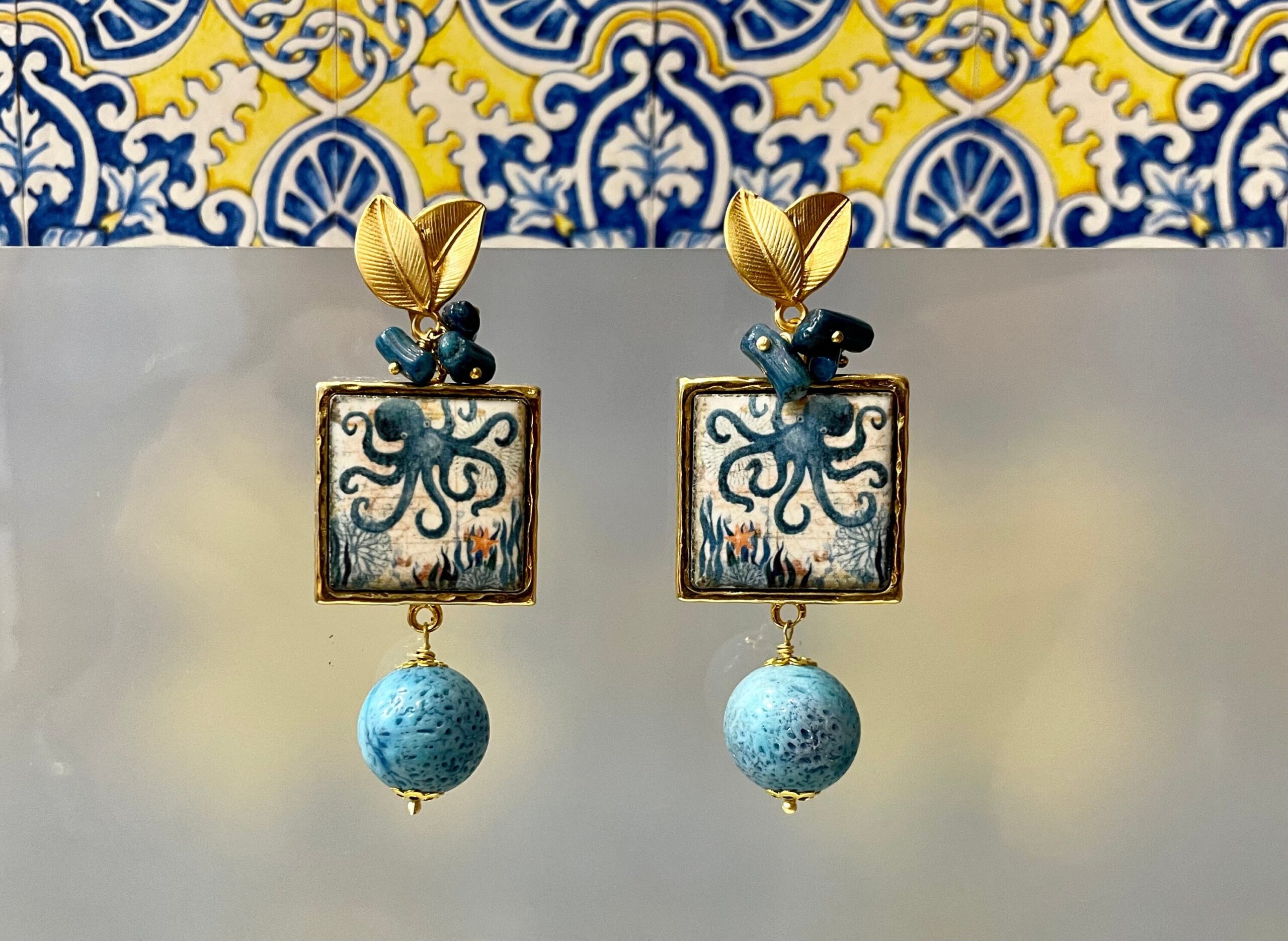 Orecchini siciliani, mattonella ceramica di Caltagirone, polipo, chips blu e turchese Orecchini con Mattonelle Caltagirone