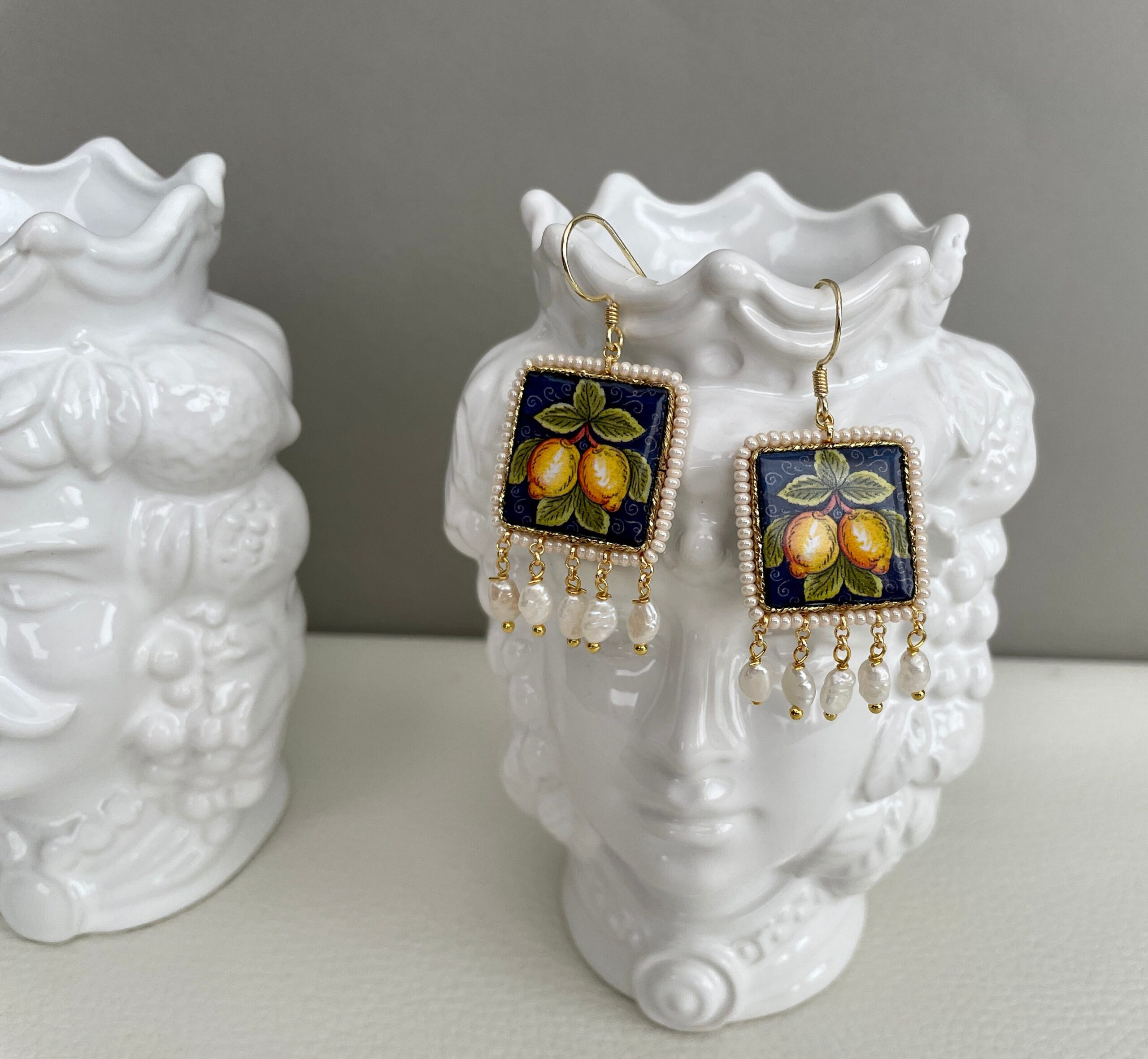 Orecchini con mattonella Caltagirone, fantasia Limoni, perle di fiume, orecchini siciliani, orecchini pendenti, made in sicily. Orecchini con Mattonelle Caltagirone