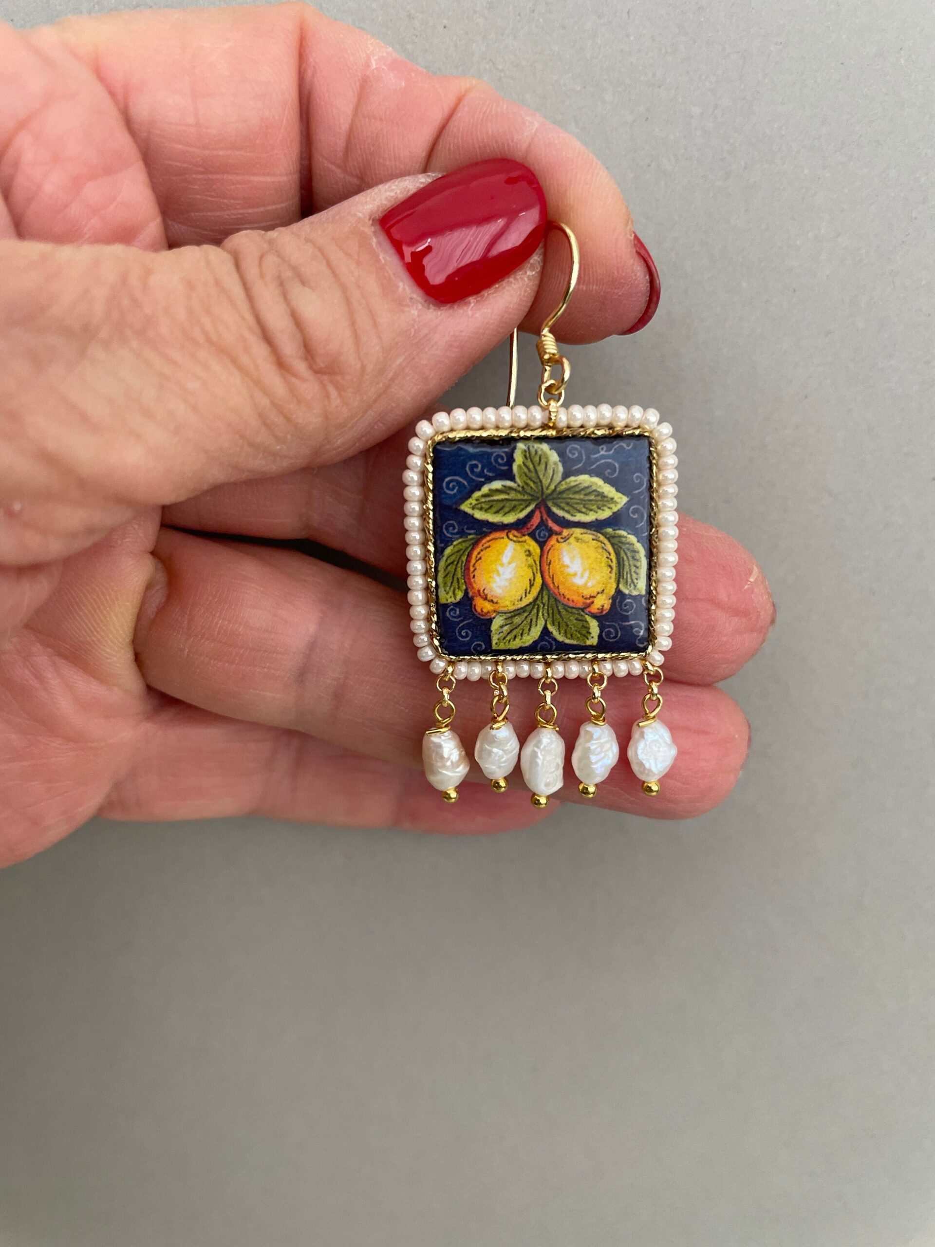 Orecchini con mattonella Caltagirone, fantasia Limoni, perle di fiume, orecchini siciliani, orecchini pendenti, made in sicily. Orecchini con Mattonelle Caltagirone