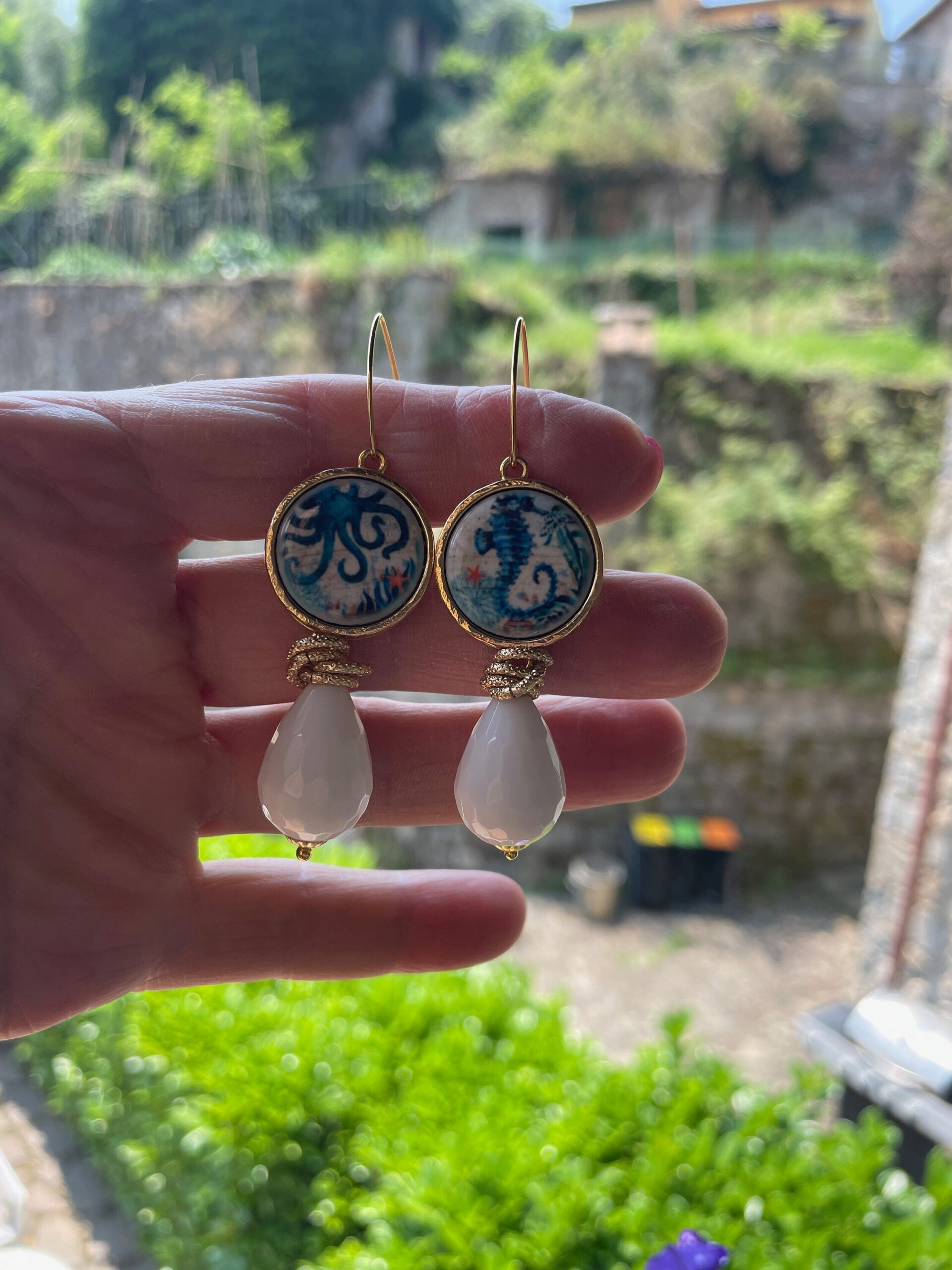 Orecchini pendenti con mattonella tonda, gancio ovale, mattonella ceramica di Caltagirone, orecchini design Polipo, goccia Agata bianca Orecchini con Mattonelle Caltagirone