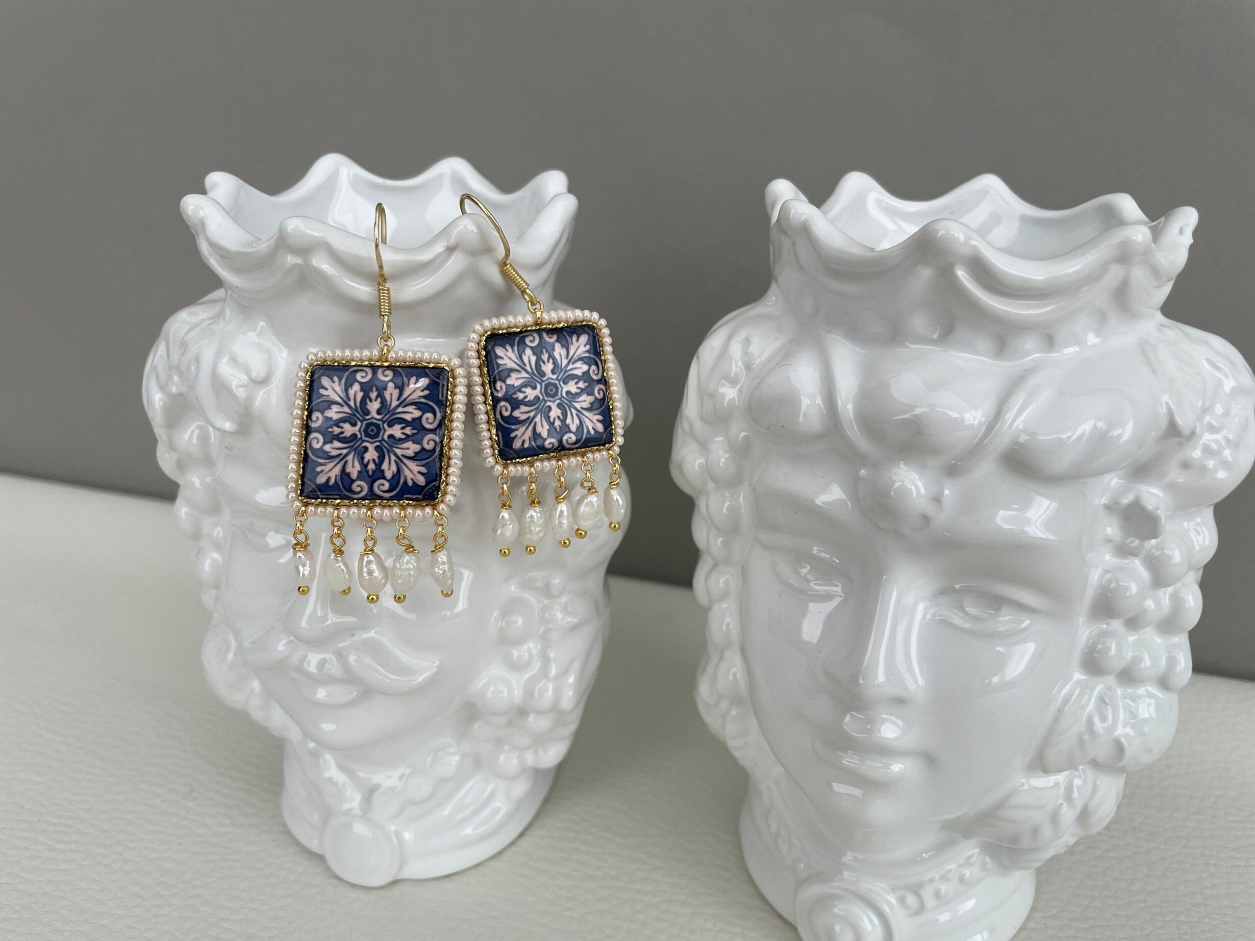 Orecchini con mattonella Caltagirone, fantasia Limoni, perle di fiume, orecchini siciliani, orecchini pendenti, made in sicily. Orecchini con Mattonelle Caltagirone