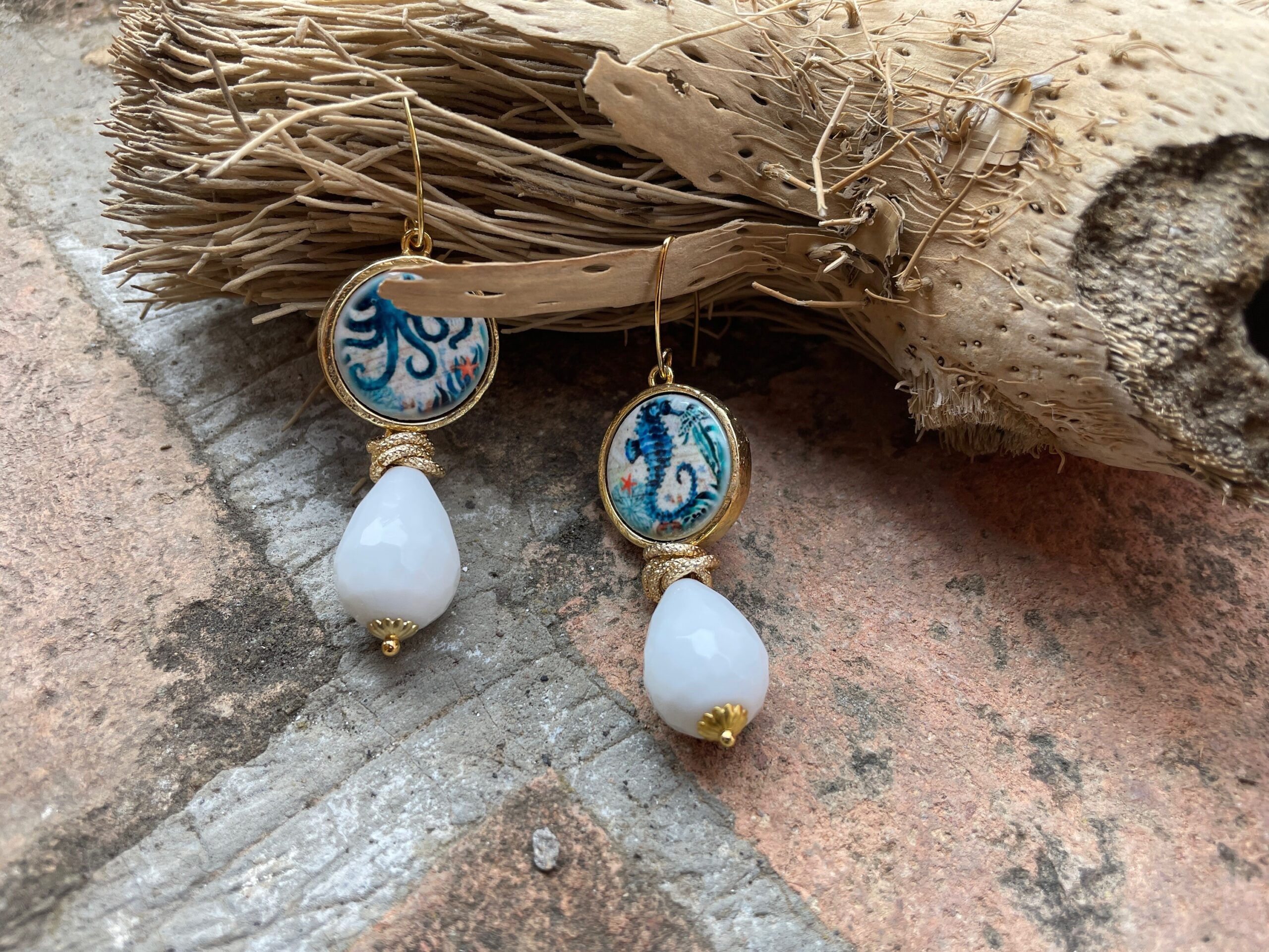 Orecchini pendenti con mattonella tonda, gancio ovale, mattonella ceramica di Caltagirone, orecchini design Polipo, goccia Agata bianca Orecchini con Mattonelle Caltagirone