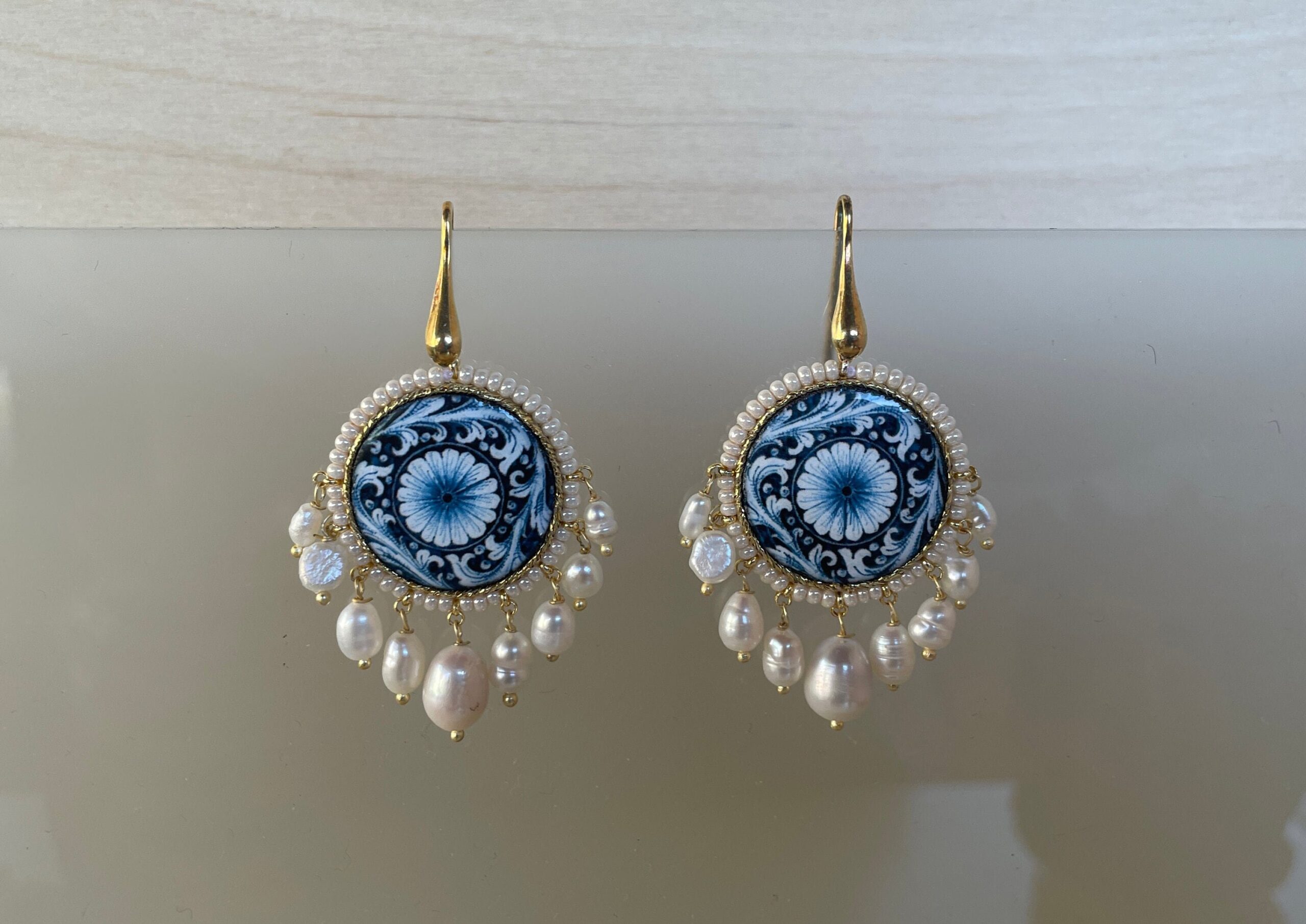 Orecchini mattonella tonda di ceramica di Caltagirone e perle di fiume, orecchini argento pendenti, orecchini siciliani, regalo per lei Orecchini con Mattonelle Caltagirone