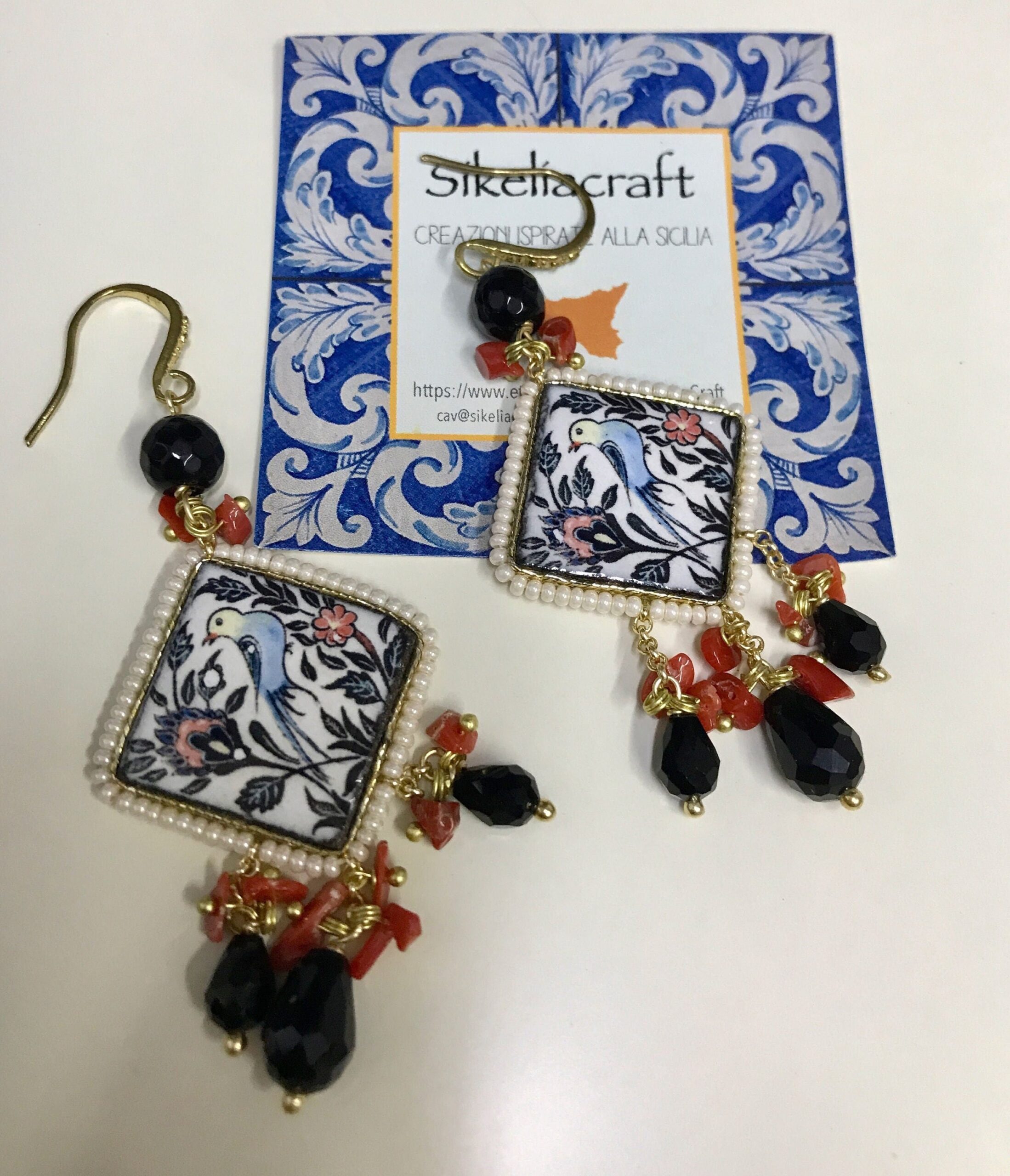 Orecchini siciliani con mattonelle di ceramica di caltagirone, onice e chips di corallo Orecchini con Mattonelle Caltagirone
